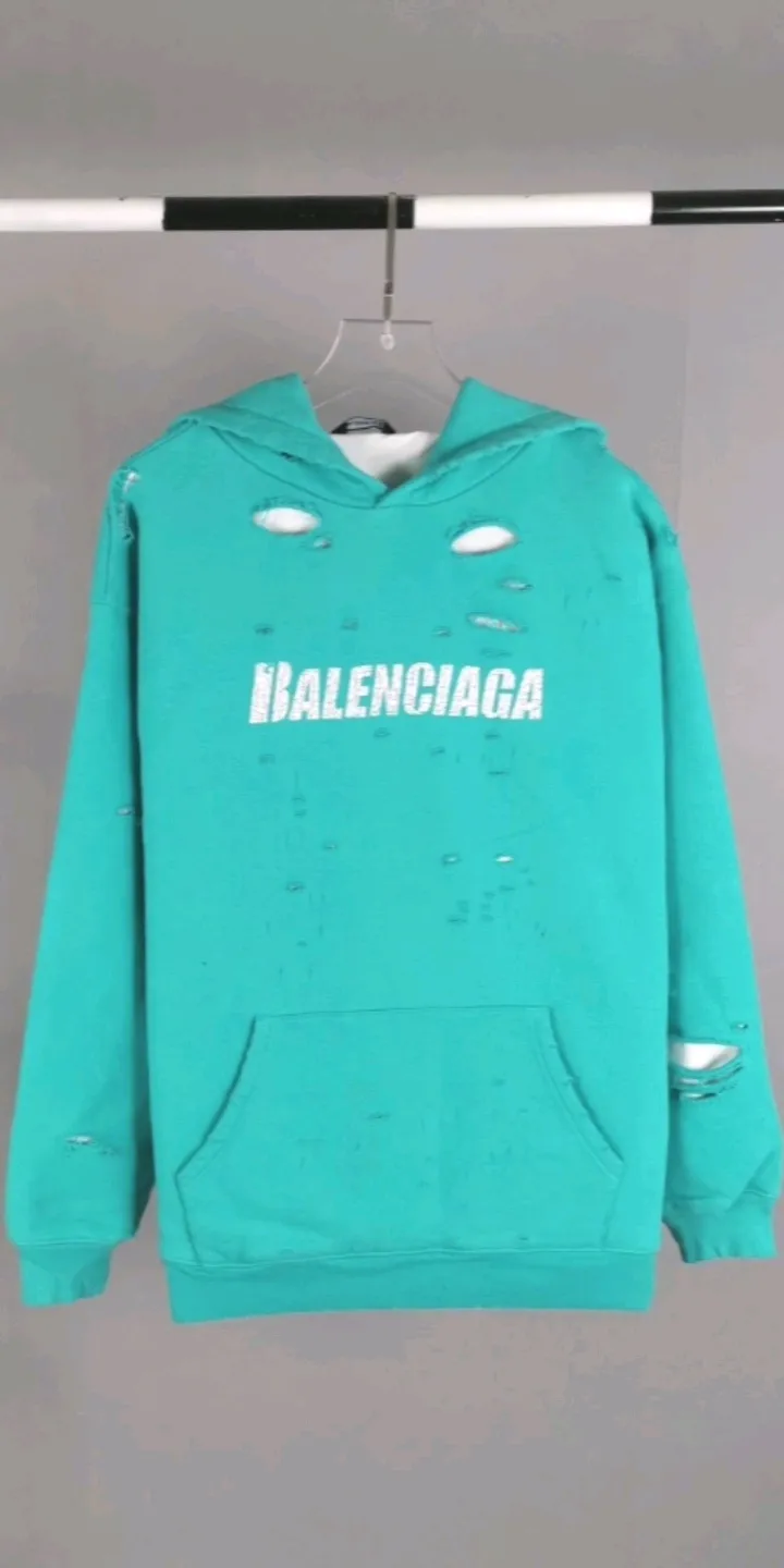 Real shot of the video - the top tested version of BALENCIAGA Balenciaga basic cracked sweatshirts and hoodies for male and female couples stars. It can be said to be the hottest item among the hottest items. It has become popular on major self-media e-commerce platforms such as Xiaohongshu and Dewu. Heavy industrial craftsmanship tests the skills of lathes and printing techniques. Huge cost! Fabric: The outer fabric is made of 460g pure cotton fish scale terry fabric + the inner liner is 260g combed cotton. The weight of the ready-made garment exceeds 1kg, which can ❗️100%❗️ restore the drape of zp. The cost of fabric is over one hundred yuan. Washing process: After making the garment, the holes are polished by hand, and then washed to make it look old. The process is extremely complicated! There are more than 200 holes in the entire dress. The collar, cuffs, and hem are torn by hand (with pliers) rather than frayed. This is a more important detail.  Thread: dyed in the same vat with no color difference. Printing: made of special cracked material to achieve the ultimate in breathability and aesthetics! Just like the patterns on a turtle’s back, each one is different!  Accessories: Complete set of customized accessories + Sydney paper Size: XS-L (maximum wear: 230 catties) Color: blue black white purple red cyan P: 570