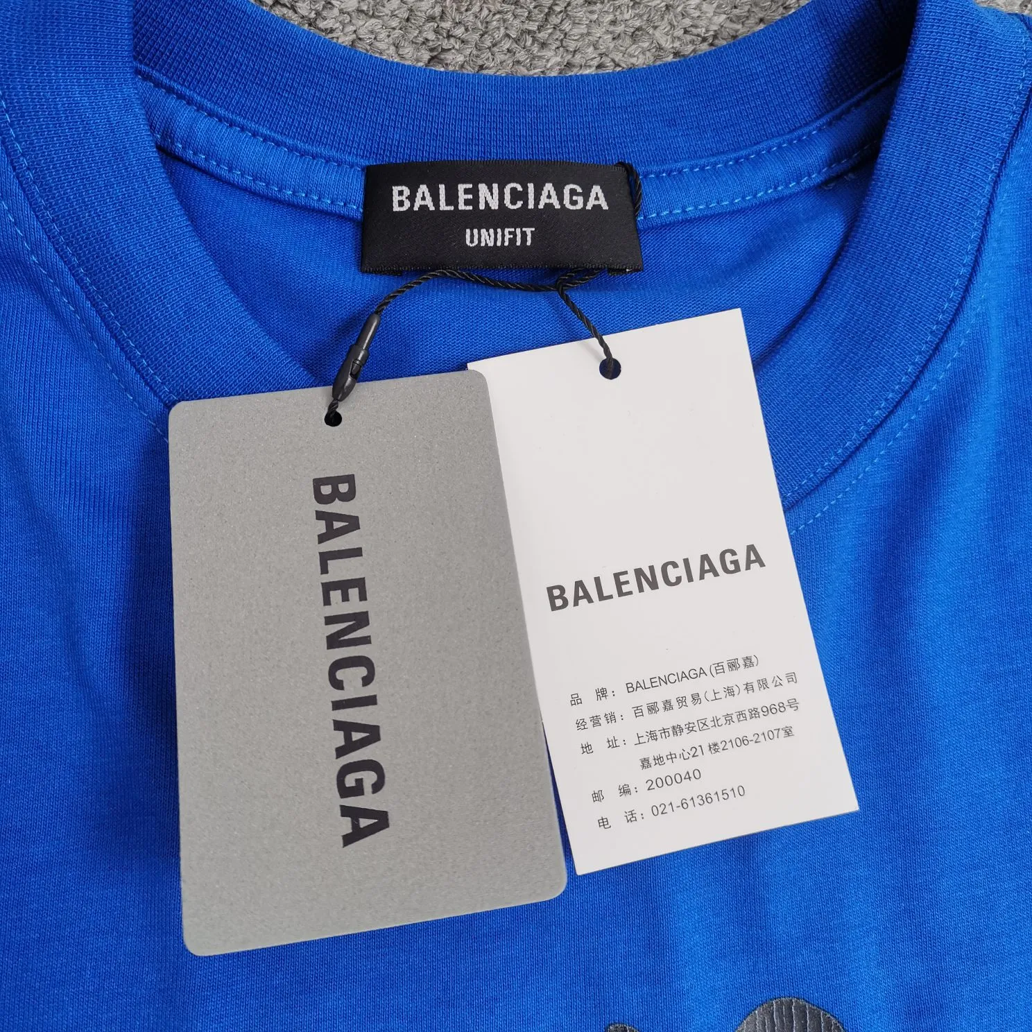 The new top-notch proven version, Balenciaga BALENCIAGA The Simpsons cartoon pattern burst pattern pure cotton loose loose short-sleeved T-shirt for men and women couples, the process uses Kangli printing cracking effect. The front panel printing glue bursting effect uses imported transparent slurry to scrape the bottom to make the printing bursting feel uniform. (PS: If this process is missing, the printing will easily fall off in large areas after cracking.) The embroidery at the hem uses a Tajima embroidery machine imported from Japan, which makes the size and spacing of the letters even, and the hollows of the letters will not be filled. Precise craftsmanship, full of details. The fabric is made of 24S 260g double yarn cotton fabric, brand new, washed, and labeled. Genuine products are consistent and synchronized, and coded authentic products are consistent and synchronized. Top tested version, accurate and flawless.  Color: Black White Yellow Blue Size: XS-L P:260
