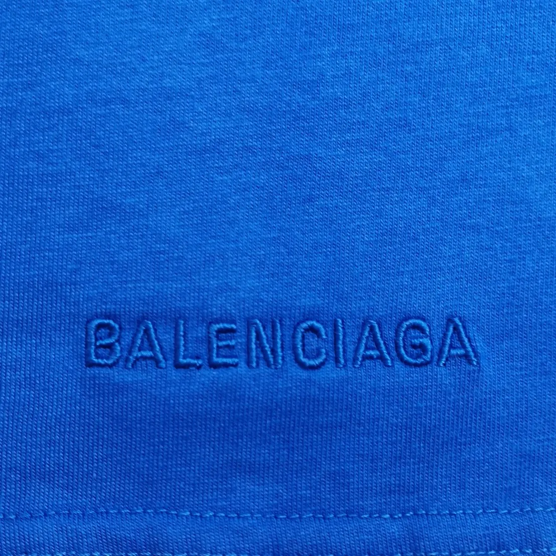 The new top-notch proven version, Balenciaga BALENCIAGA The Simpsons cartoon pattern burst pattern pure cotton loose loose short-sleeved T-shirt for men and women couples, the process uses Kangli printing cracking effect. The front panel printing glue bursting effect uses imported transparent slurry to scrape the bottom to make the printing bursting feel uniform. (PS: If this process is missing, the printing will easily fall off in large areas after cracking.) The embroidery at the hem uses a Tajima embroidery machine imported from Japan, which makes the size and spacing of the letters even, and the hollows of the letters will not be filled. Precise craftsmanship, full of details. The fabric is made of 24S 260g double yarn cotton fabric, brand new, washed, and labeled. Genuine products are consistent and synchronized, and coded authentic products are consistent and synchronized. Top tested version, accurate and flawless.  Color: Black White Yellow Blue Size: XS-L P:260