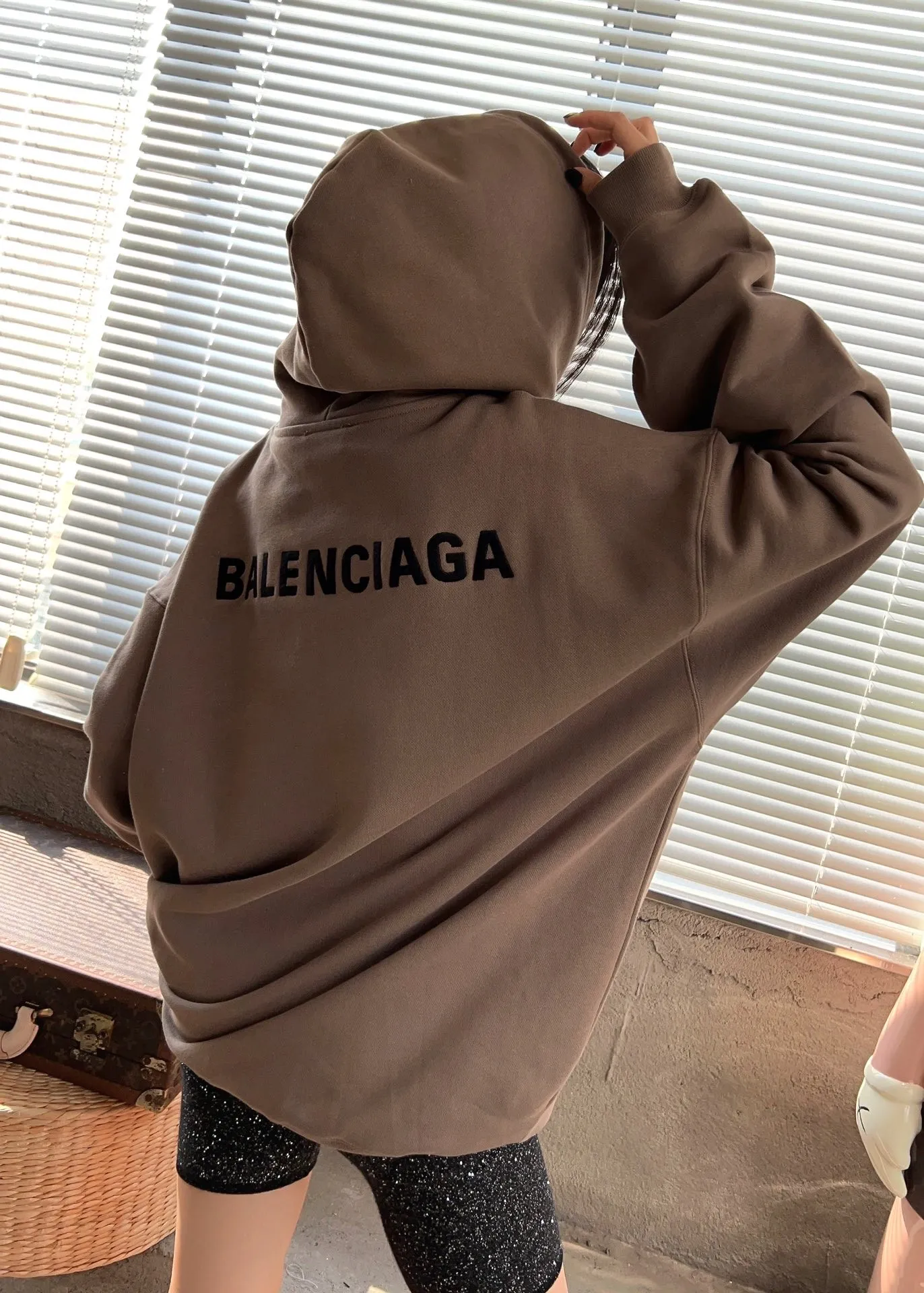 ♻️💯Upper body reference model picture❤️Top version BALENCIAGA large back LOGO basic letters pure cotton loose loose male and female couples same style fashion brand high-end embroidered cotton hoodie hooded sweatshirt The god of simplicity in Paris, a volume sought after by many stars. Lisa’s favorite basic short-sleeved Paris style, which has a very high appearance rate. Wear alone, paired with jeans, shorts, and sweatpants, it's a versatile style. Xiaohongshu, a hot item on INS, a must-have for Paris fans.  Using Tajima embroidery technology imported from Japan, the printing looks very three-dimensional and full, with no threads. Regardless of the size, the front and back letters can be expressed perfectly! The fabric is made of 460g pure cotton combed terry fabric!  A complete set of customized tags, collar tags, washed, plastic bags, and most importantly, a complete set of bags, tag codes, and codes are all authentic.  Color: mint green dark brown Size: XS-L P:450