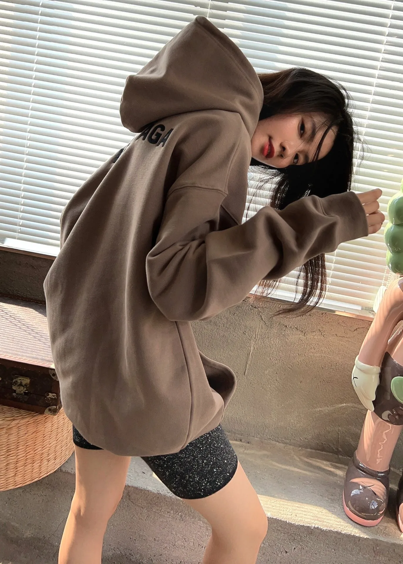 ♻️💯Upper body reference model picture❤️Top version BALENCIAGA large back LOGO basic letters pure cotton loose loose male and female couples same style fashion brand high-end embroidered cotton hoodie hooded sweatshirt The god of simplicity in Paris, a volume sought after by many stars. Lisa’s favorite basic short-sleeved Paris style, which has a very high appearance rate. Wear alone, paired with jeans, shorts, and sweatpants, it's a versatile style. Xiaohongshu, a hot item on INS, a must-have for Paris fans.  Using Tajima embroidery technology imported from Japan, the printing looks very three-dimensional and full, with no threads. Regardless of the size, the front and back letters can be expressed perfectly! The fabric is made of 460g pure cotton combed terry fabric!  A complete set of customized tags, collar tags, washed, plastic bags, and most importantly, a complete set of bags, tag codes, and codes are all authentic.  Color: mint green dark brown Size: XS-L P:450