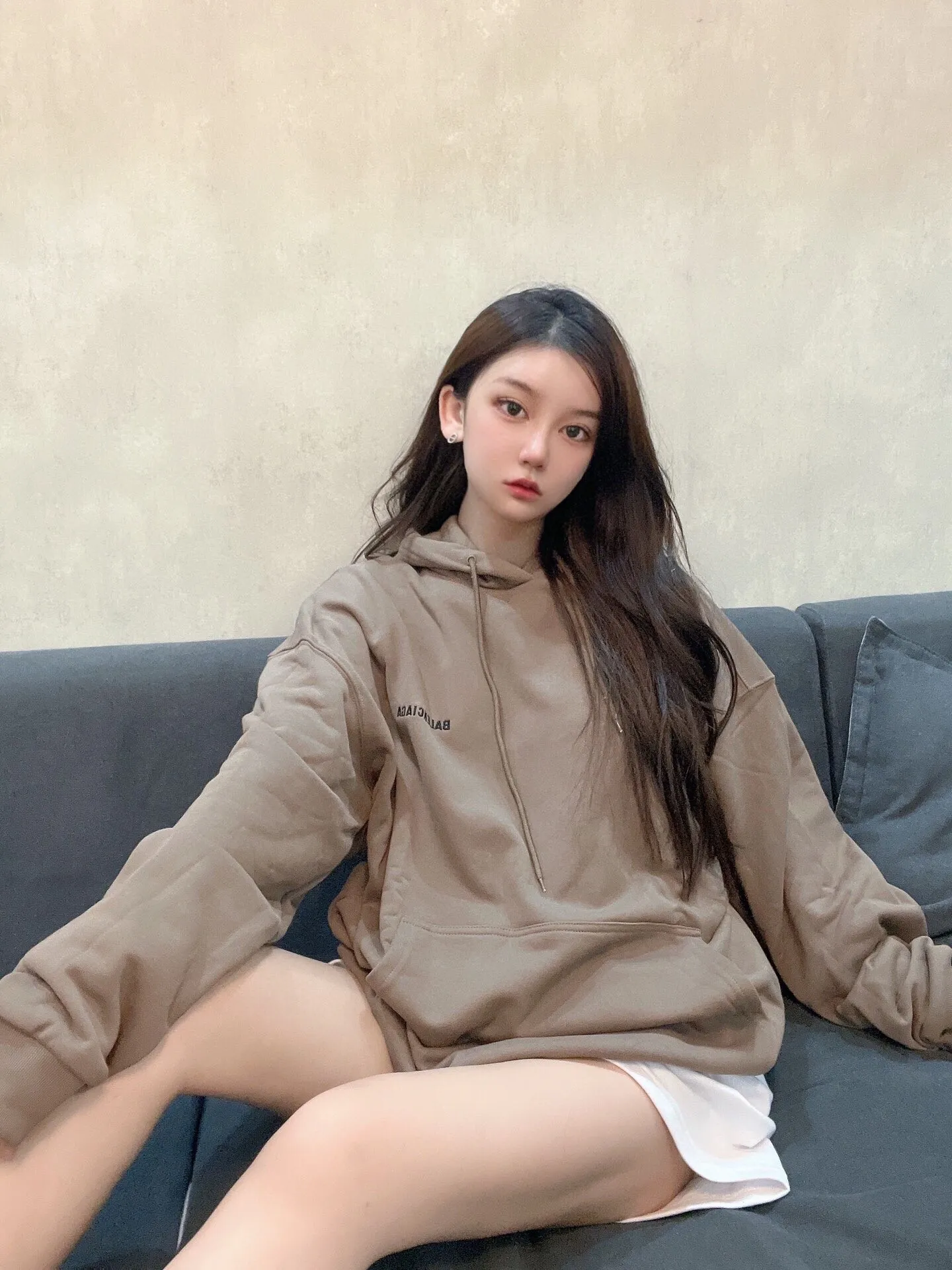♻️💯Upper body reference model picture❤️Top version BALENCIAGA large back LOGO basic letters pure cotton loose loose male and female couples same style fashion brand high-end embroidered cotton hoodie hooded sweatshirt The god of simplicity in Paris, a volume sought after by many stars. Lisa’s favorite basic short-sleeved Paris style, which has a very high appearance rate. Wear alone, paired with jeans, shorts, and sweatpants, it's a versatile style. Xiaohongshu, a hot item on INS, a must-have for Paris fans.  Using Tajima embroidery technology imported from Japan, the printing looks very three-dimensional and full, with no threads. Regardless of the size, the front and back letters can be expressed perfectly! The fabric is made of 460g pure cotton combed terry fabric!  A complete set of customized tags, collar tags, washed, plastic bags, and most importantly, a complete set of bags, tag codes, and codes are all authentic.  Color: mint green dark brown Size: XS-L P:450