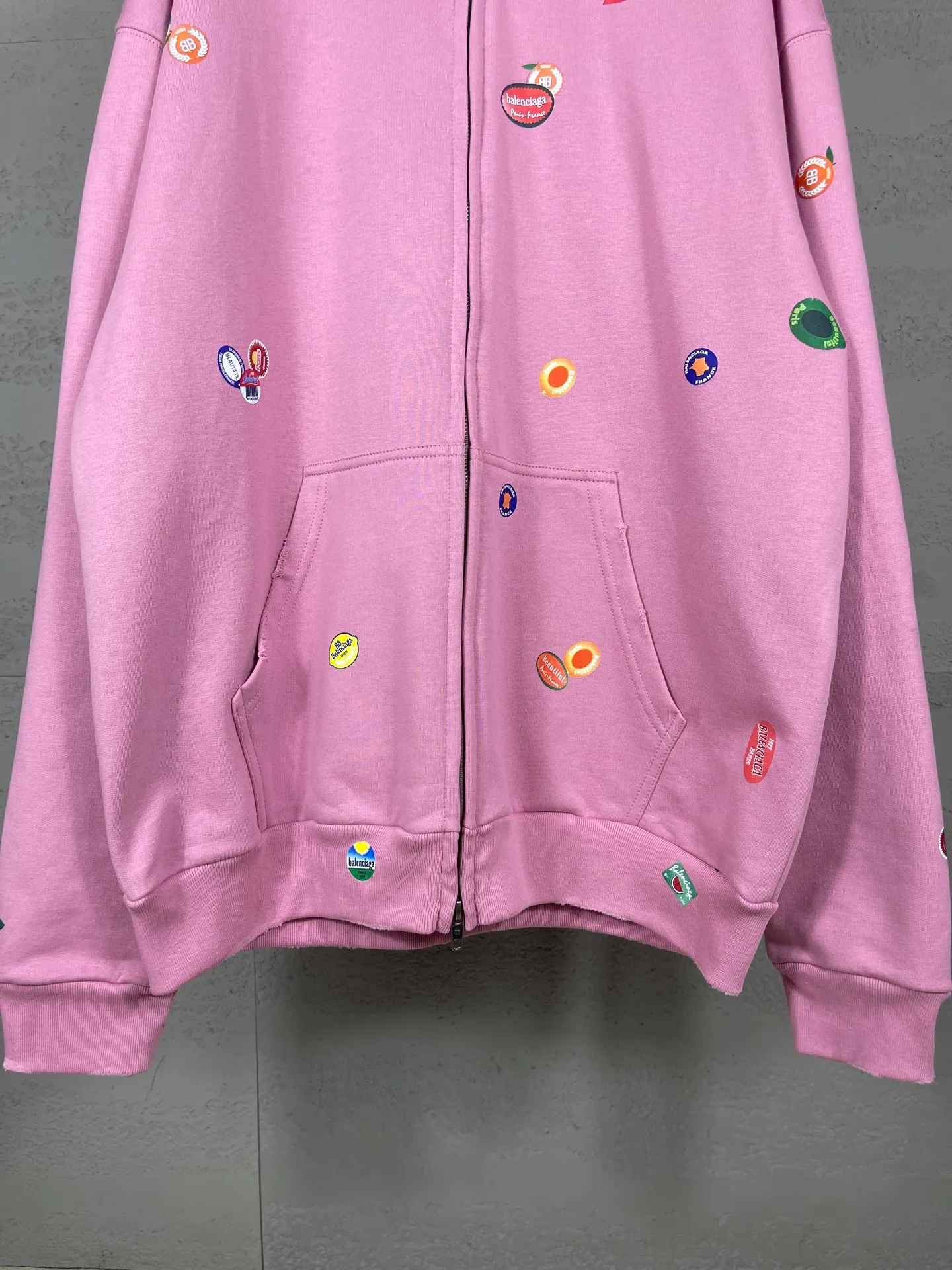 🅿️420 Real photos [Top version. Official website quality] BALENCI*GA/Paris #2025 autumn and winter new style. Fruit pattern Vintage all over embossed washed and distressed hooded sweatshirt. The fabric is made of Paris ZP custom-woven and dyed cotton sweatshirt. Weighing 460 grams, the cloth surface is clean. The cloth pattern is clear, soft and comfortable. The threads are dyed with no color difference. The pattern printing uses environmentally friendly imported glue and computer inkjet printing. The pattern is clear, no burrs, and has a strong three-dimensional effect. The garments are washed and worn. All colors are synchronized with the brick cabinets, custom woven and dyed, and will not fade. Different market currencies. The version adopts OS loose shoulder design. Same style for men and women. Code: BL259907 Color: floral gray, pink Size: XS S M L