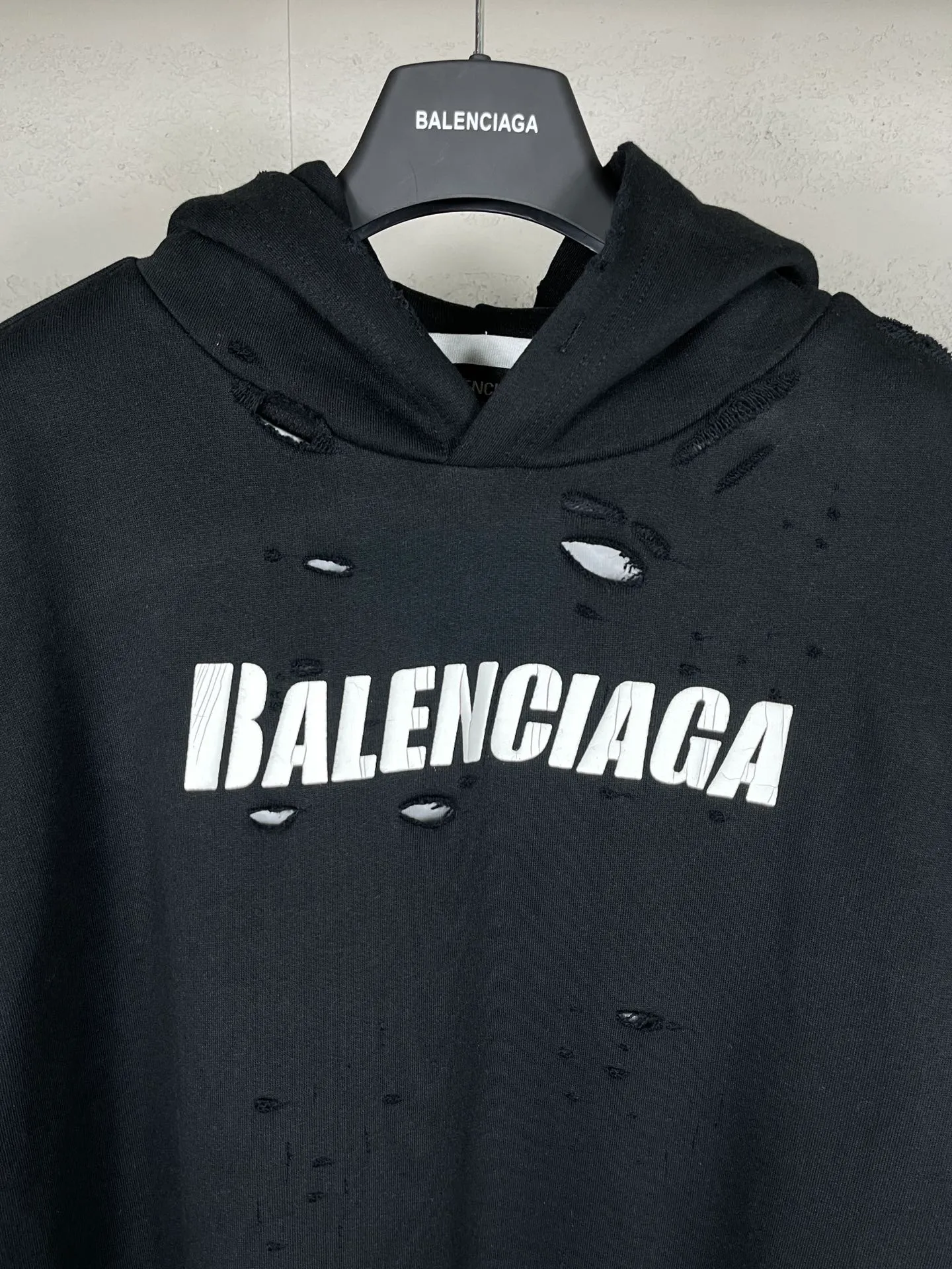 🅿️396 Actual pictures [Top version. Official website quality] BALENCI*GA/Paris. Classic style. 22SS #BALENCI*GA# Artistic ripped hole and velvet inner two-piece hooded sweatshirt. Autumn and winter brick cabinets are synchronized. Welcome to compare. The fabric is made of Paris ZP custom-woven and dyed cotton double yarn David coat with velvet lining. The fabric pattern is clear, soft and comfortable. The threads are woven and dyed with no color difference. The classic letter LOGO adopts precision stencils, imported environmentally friendly rubber paddles, and turtle crack printing, with a three-dimensional effect. Garment positioning art is worn with holes, hem threads, hat brim, and bag mouth are hand-worn vintage. Restore brick cabinets, and adopt OS loose shoulder style. Same style for men and women Coding: BL238001 Color: Black. White. Hulan. Brown. Dark green. Burgundy. Purple Size: XS S M L