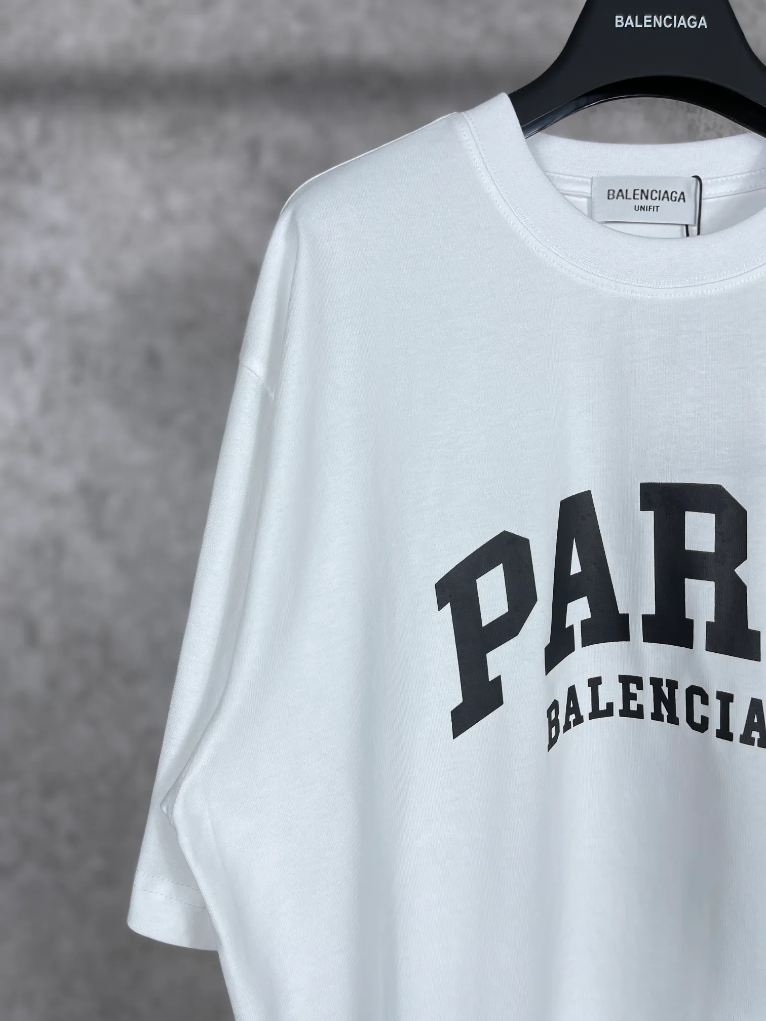 🅿️160 real photos [Top version. Official website quality] BALENCI*GA/Paris. Front-printed PARIS short-sleeved T-shirt. Brick cabinet synchronization. The fabric is made of Paris ZP custom-woven and dyed 100% cotton double yarn compact cotton. The weight is 260 grams, the cloth surface is clean. The cloth pattern is clear, soft and comfortable. The threads are dyed with no color difference. The classic LOGO is printed with environmentally friendly imported materials and precision printing screens. The letters are clear and the effect is three-dimensional, restoring the brick cabinet. Different market currencies, welcome to compare. The version adopts OS loose shoulder design. Same style for men and women. Code: BL223055 Color: white, black, army green, dark green Size: XS to L