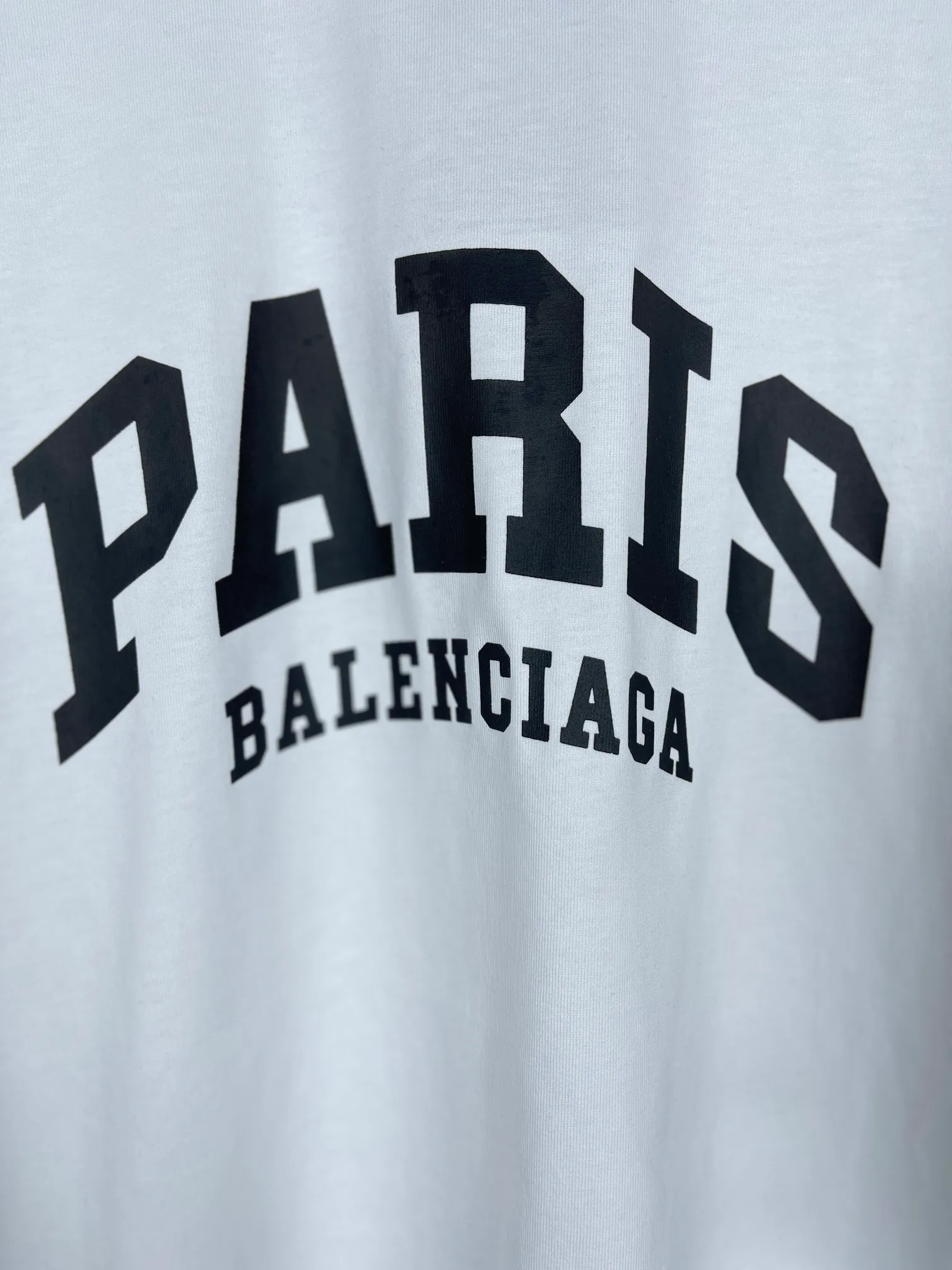 🅿️160 real photos [Top version. Official website quality] BALENCI*GA/Paris. Front-printed PARIS short-sleeved T-shirt. Brick cabinet synchronization. The fabric is made of Paris ZP custom-woven and dyed 100% cotton double yarn compact cotton. The weight is 260 grams, the cloth surface is clean. The cloth pattern is clear, soft and comfortable. The threads are dyed with no color difference. The classic LOGO is printed with environmentally friendly imported materials and precision printing screens. The letters are clear and the effect is three-dimensional, restoring the brick cabinet. Different market currencies, welcome to compare. The version adopts OS loose shoulder design. Same style for men and women. Code: BL223055 Color: white, black, army green, dark green Size: XS to L