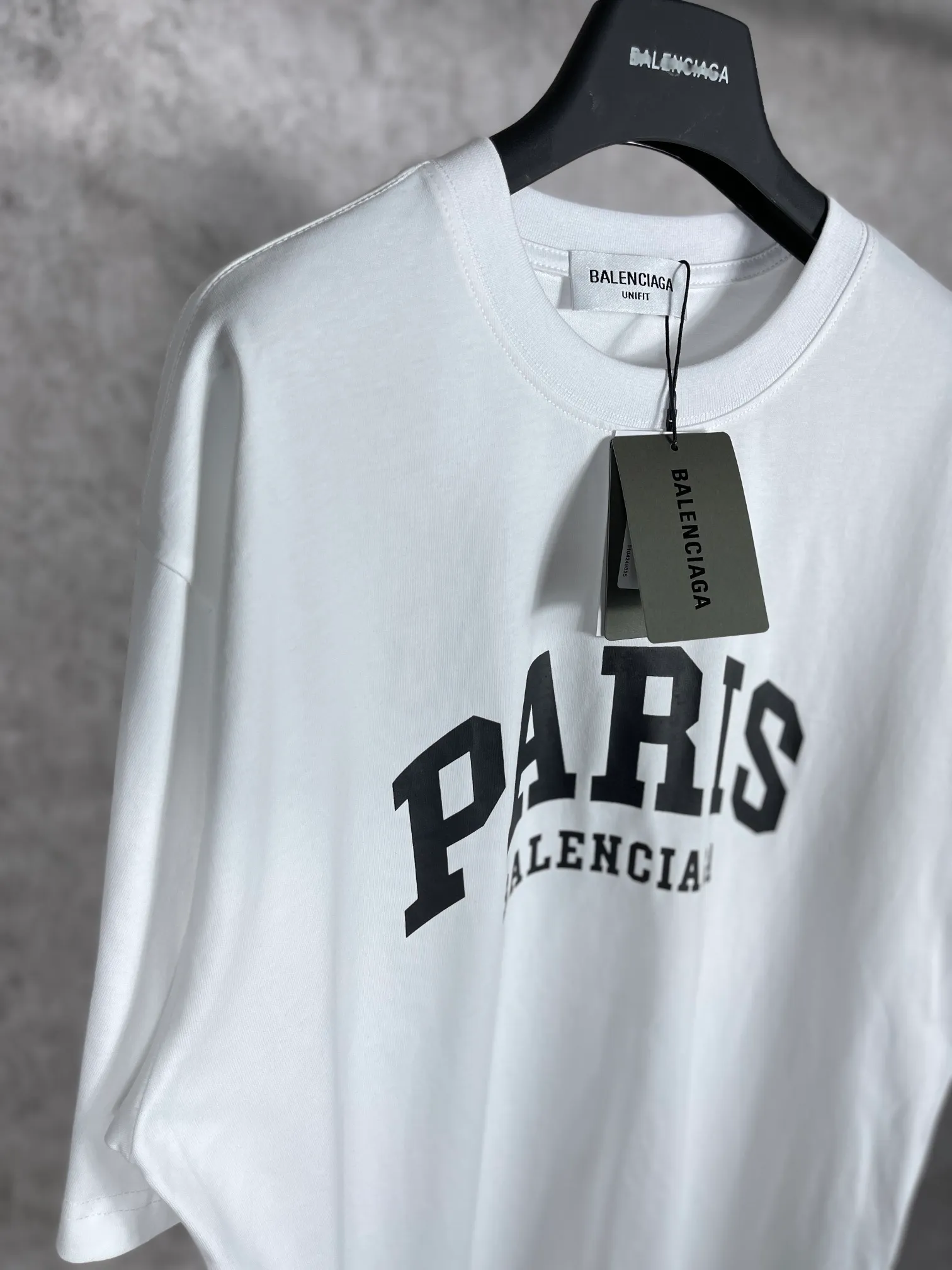 🅿️160 real photos [Top version. Official website quality] BALENCI*GA/Paris. Front-printed PARIS short-sleeved T-shirt. Brick cabinet synchronization. The fabric is made of Paris ZP custom-woven and dyed 100% cotton double yarn compact cotton. The weight is 260 grams, the cloth surface is clean. The cloth pattern is clear, soft and comfortable. The threads are dyed with no color difference. The classic LOGO is printed with environmentally friendly imported materials and precision printing screens. The letters are clear and the effect is three-dimensional, restoring the brick cabinet. Different market currencies, welcome to compare. The version adopts OS loose shoulder design. Same style for men and women. Code: BL223055 Color: white, black, army green, dark green Size: XS to L