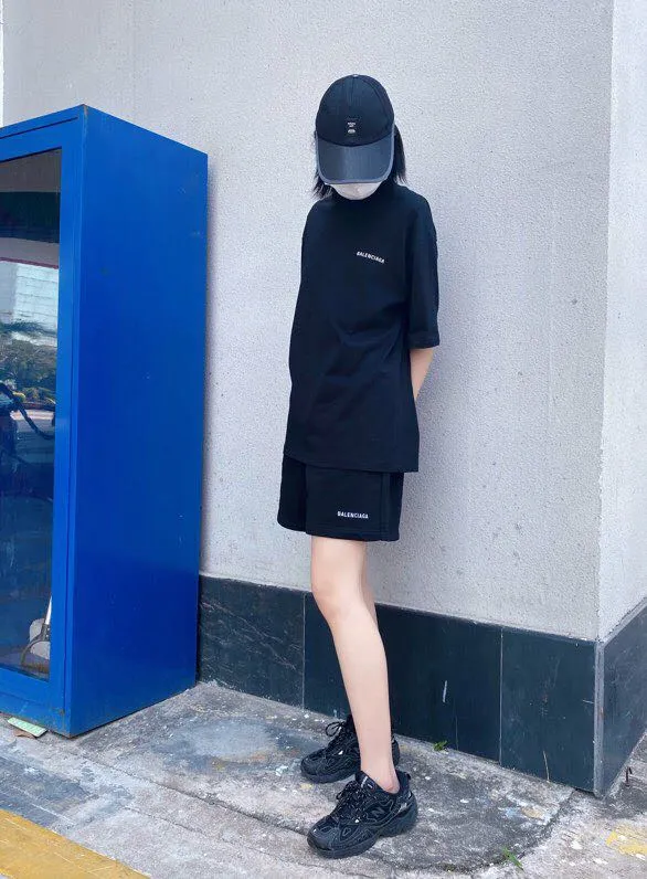 ♻️💯Refer to the model picture for the upper body❤️The top tested version of BALENCIAGA basic embroidered cotton loose shorts for men and women, the same fashion brand shorts. Fabric: Customized fish scale terry cotton fabric 440 grams, super heavy, ready-to-wear washed and soft to the touch. Printing: Japanese Tajima embroidery technology is used, the embroidery is accurate, the printing is meticulous and full, and there is no thread skipping. Accessories: Customized full set of BLCG accessories Color: dark brown, gray, black, white Size: XS-L P:310