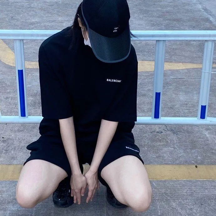 ♻️💯Refer to the model picture for the upper body❤️The top tested version of BALENCIAGA basic embroidered cotton loose shorts for men and women, the same fashion brand shorts. Fabric: Customized fish scale terry cotton fabric 440 grams, super heavy, ready-to-wear washed and soft to the touch. Printing: Japanese Tajima embroidery technology is used, the embroidery is accurate, the printing is meticulous and full, and there is no thread skipping. Accessories: Customized full set of BLCG accessories Color: dark brown, gray, black, white Size: XS-L P:310