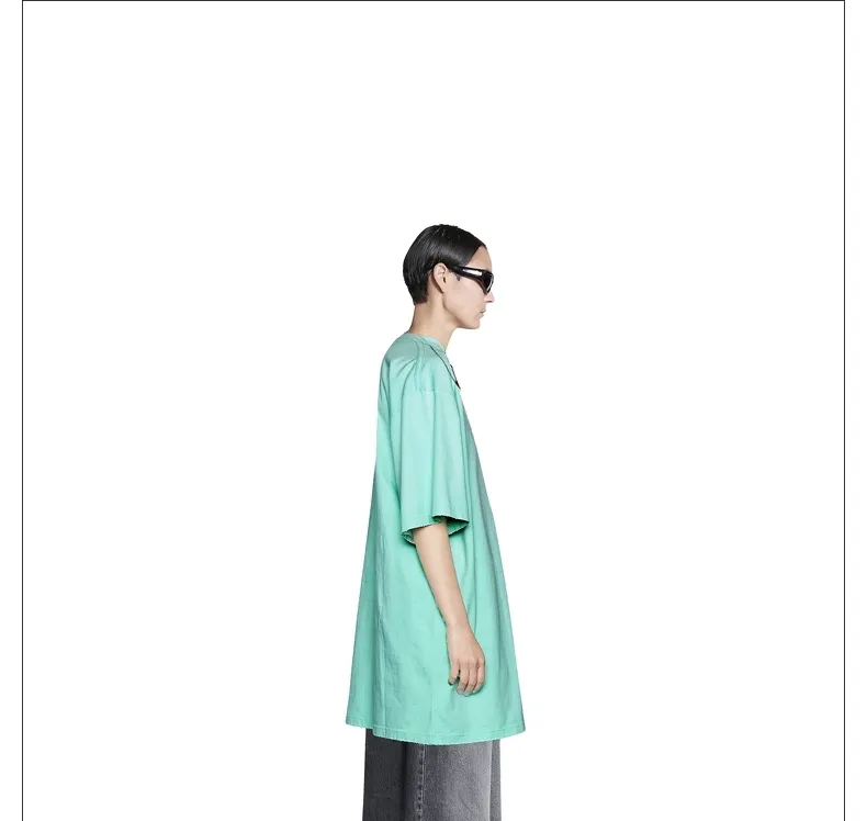 ♻️💯Upper body reference model picture❤️The top tested version BALENCIAGA large LOGO basic letters on the back pure cotton loose loose male and female couples the same fashion brand high-end embroidered pure cotton short-sleeved T-shirt. The god of simplicity in Paris, a volume sought after by many stars. Lisa’s favorite basic short-sleeved Paris style, which has a very high appearance rate. Wear alone, paired with jeans, shorts, and sweatpants, it's a versatile style. Xiaohongshu, a hot item on INS, a must-have for Paris fans.  Using Tajima embroidery technology imported from Japan, the printing looks very three-dimensional and full, with no threads. Regardless of the size, the front and back letters can be expressed perfectly! The fabric is made of 32S 260g combed cotton fabric, which is full of drape!  A complete set of customized tags, collar tags, washed, plastic bags, and most importantly, a complete set of bags, tag codes, and codes are all authentic.  Color: Mint Green Size: XS-L