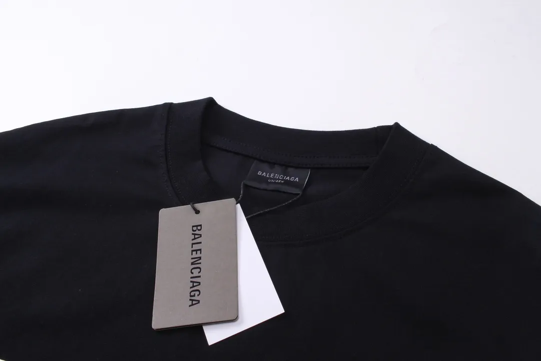 🅿️186 real shots [Top version. Official website quality] BALENCI*GA/Paris. SS24 new Balenciaga Vogue co-branded series. Front and rear LOGO direct-printed short-sleeved T-shirt. Brick cabinet synchronization. Genuine product developed at the first time, happy to print and compare! The fabric is made of Paris ZP custom-woven and dyed cotton double yarn. Weighing 260 grams, the cloth surface is clean. The cloth pattern is clear, soft and comfortable. The threads are dyed with no color difference. The printing is made of environmentally friendly imported materials with direct inkjet printing. The pattern letters are clear and the effect is three-dimensional. The version adopts OS loose shoulder style. Same style for men and women. Code: BL223399 Color: black, red, off-white Size: XS S M L