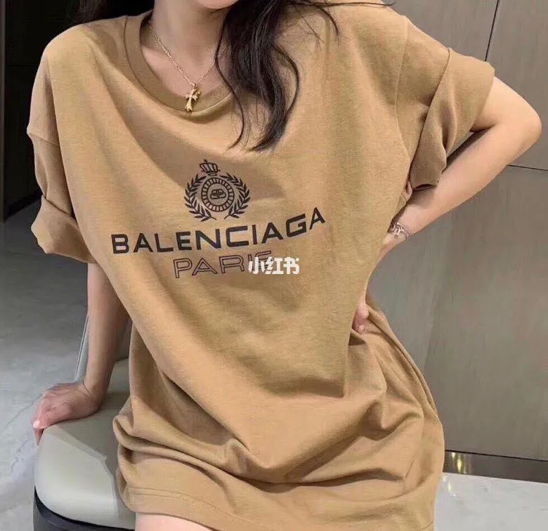 ♻️💯Upper body reference model picture❤️Top tested version Balenciaga classic wheat crown lock Paris male and female couple star same style pure cotton short-sleeved T-shirt Selected 32S 260g combed cotton fabric, thick and textured, high-density knitted fabric technology, tight and elastic, extremely soft and skin-friendly, soft and delicate to the touch, does not shrink or deform, the upper body is stiff and stylish, different from the cheap soft sofa fabrics with low weight and low count on the market.  Ultra-high-level workmanship, every detail shows a sense of luxury, and the original three-dimensional cutting process creates a perfect fit. The OS loose shoulder style accommodates all body types. It is a truly versatile style that looks slim and good-looking for both men and women.   3M (black) reflective classic wheat ear letter printing, high fastness and will not crack or fall off. The classic pattern will never go out of style. Multiple colors are available, and every color is beautiful!  Color: Black White Dark Khaki Size: XS-L P:250