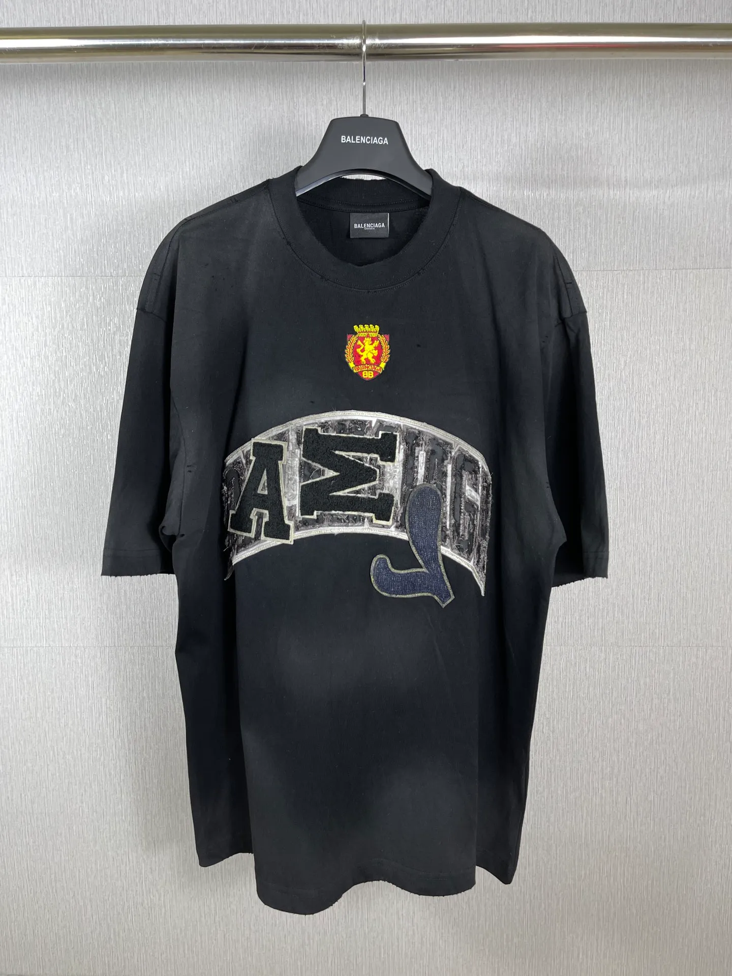 🅿️280 real photos [Top version. Official website quality] BALENCI*GA/Paris co-branded Manchester United. 23 latest models. Washed. Distressed. Worn. Inkjet painting. Short-sleeved T-shirt #Embroidered badge heavily tattered. Top-notch version. Welcome to compare. The fabric is made of Paris ZP custom-woven and dyed cotton double yarn. Weighing 260 grams, the cloth surface is clean. The cloth pattern is clear, soft and comfortable. The threads are dyed with no color difference. The front pattern embroidery is made with imported machine embroidery. The color of the chapter mark is the same. The embroidery and border are embroidered. The chapter mark is worn and distressed to match the brick cabinet. Ready-made clothes are washed and distressed. Painted with graffiti. The entire piece of clothing is restored with overweight craftsmanship. Jubie market produces pictures based on pictures. Welcome to compare. The version adopts OS loose shoulder design. Same style for men and women. Code: BL223102 Color: black, beige. Size: XS to L