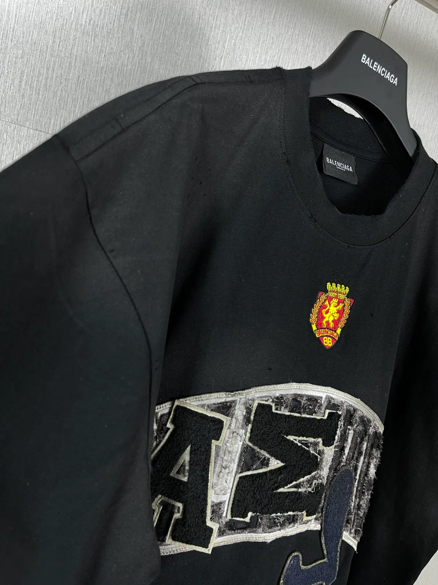 🅿️280 real photos [Top version. Official website quality] BALENCI*GA/Paris co-branded Manchester United. 23 latest models. Washed. Distressed. Worn. Inkjet painting. Short-sleeved T-shirt #Embroidered badge heavily tattered. Top-notch version. Welcome to compare. The fabric is made of Paris ZP custom-woven and dyed cotton double yarn. Weighing 260 grams, the cloth surface is clean. The cloth pattern is clear, soft and comfortable. The threads are dyed with no color difference. The front pattern embroidery is made with imported machine embroidery. The color of the chapter mark is the same. The embroidery and border are embroidered. The chapter mark is worn and distressed to match the brick cabinet. Ready-made clothes are washed and distressed. Painted with graffiti. The entire piece of clothing is restored with overweight craftsmanship. Jubie market produces pictures based on pictures. Welcome to compare. The version adopts OS loose shoulder design. Same style for men and women. Code: BL223102 Color: black, beige. Size: XS to L