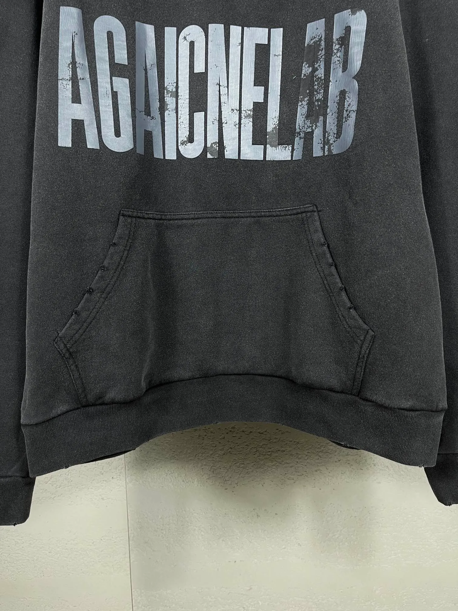🅿️330 real photos [Top version. Official website quality] BALENCI*GA/Paris. SS24 latest model, Paris anti-letter art destruction crack print hooded sweatshirt. Brick cabinet synchronization. Genuine product developed in the first time, happy to print and compare! The fabric is made of Paris ZP custom-woven and dyed cotton double yarn. Weighing 460 grams, the cloth surface is clean. The cloth pattern is clear, soft and comfortable. The threads are dyed with no color difference. The printing uses environmentally friendly imported materials. The letters are clear and the effect is three-dimensional. The version adopts OS loose shoulder design. Same style for men and women. Code: BL238902 Color: washed black Size: XS S M L