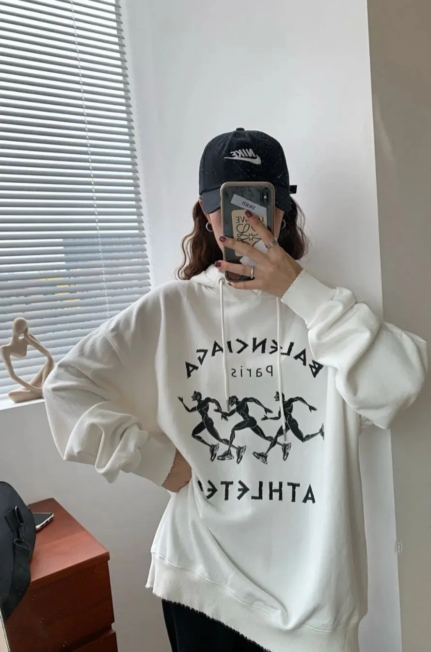 ♻️💯Reference model picture for the upper body❤️The top tested version Balenciaga BALENCIAGA running men's running marathon pure cotton loose loose men's and women's couple's same style autumn and winter hoodie hooded sweatshirt. The printing uses imported glue, high-coverage screen printing technology, high printing accuracy, and no tooth edges. Neat, refreshing, and clear texture. The fabric is made of 480g combed cotton fabric, which is full of drape! Color: Black White Dark Blue Size: XS-L P:450