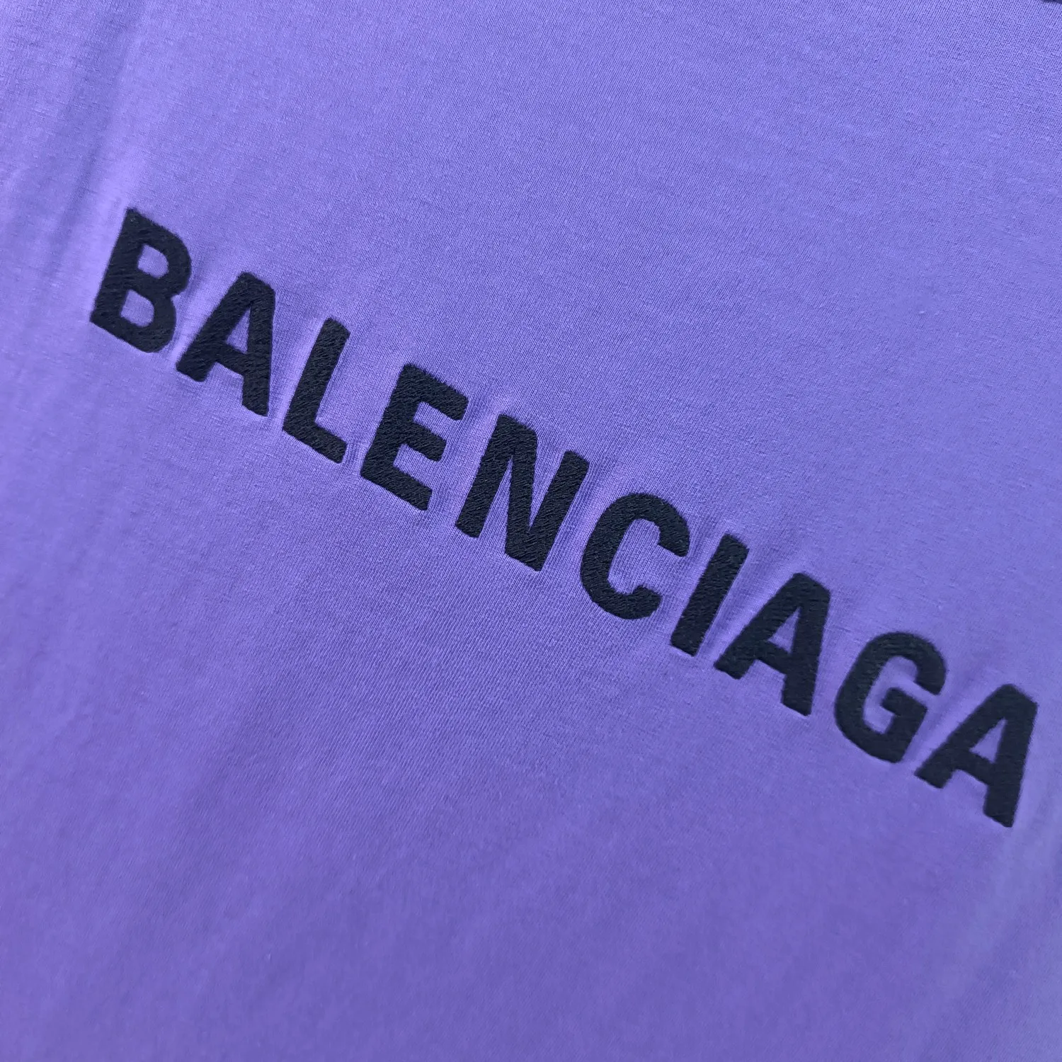 [Launched] Top tested version of BALENCIAGA Paris classic letter embroidery for male and female couples star same style pure cotton loose short-sleeved T-shirt. T-shirt looks simple and classic. The garment-making process is extremely complex. Imported Tajima machine heavy-duty high-density embroidery is used. Fine embroidery without rough edges and stray threads is very tight. The concave and convex texture is obvious. Ready-made garments are heavily embroidered with 4w needles. Breaking the traditional process of embroidering first and then sewing. The embroidery process is different from market currency and highly restores the yb effect. Custom-woven and custom-dyed 280 grams of new color fabrics. Custom-dyed threads in the same vat with zero color difference. Exclusive high quality. Welcome to compare. Same style for men and women. Color: dark purple. Size: XS-L P:260