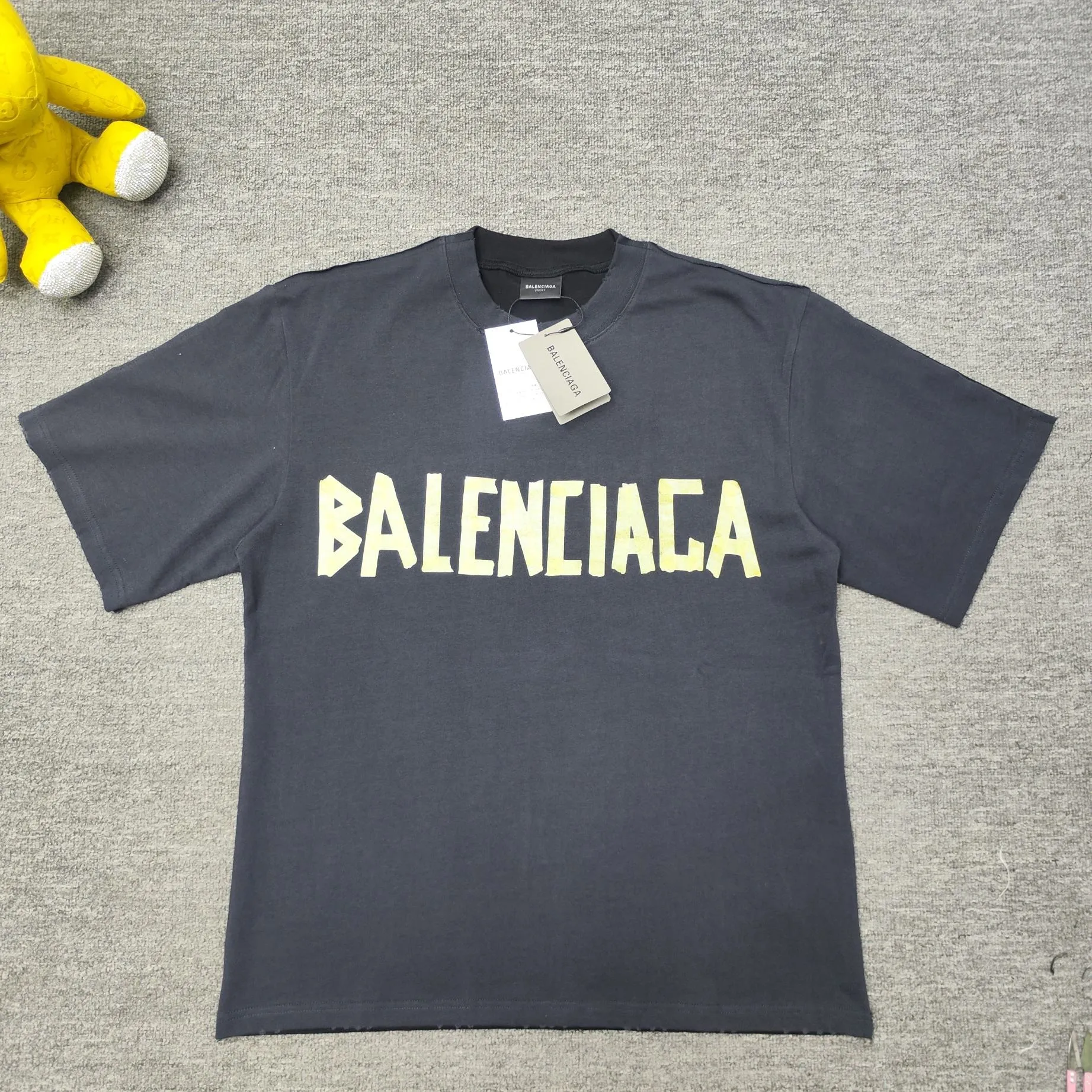 [New] BALENCIAGA/ Balenciaga 2024SS latest front and back different color fabric splicing AB double-sided printing embroidery double combined short-sleeved T-shirt No. 1 quality in this market Real ceiling quality All original development pay attention to detail pictures to avoid mixed sales of stolen pictures Correct 260g custom-woven and dyed double yarn fabric Soft and comfortable Chest printing imported Conley direct-injection machine environmentally friendly material direct-injection Three-dimensional and clear Strong non-falling Imported Tajima embroidery machine 15W needle embroidery on the back The letters are full, three-dimensional and clear. Correct details. The new method of splicing is very expensive. Overweight craftsmanship. Distinguished market currency. Dyeing thread. No color difference. No fading. No deformation. Restore ZP. Here I will explain why mine is a little more expensive than others: 1. It seems to be a simple printing or embroidery. In fact, it is not simple at all. 10000% imported machine restoration. Not just lip service. Welcome to compare with peers. 2. Each model is produced by the company. The detailed workmanship and fabrics are consistent with the original ones. Guaranteed no color difference from the counter. Reproduction is not scary. Whoever fakes it will be embarrassed. It’s not shameful to make a replica, it’s shameful if you can’t buy the correct version if you make a replica. 3. Note that the threaded collars are all original collars of certain countries and regions, with high wrapping. The width of the neckline and cabinets are accurate to the millimeter. Thick necklines are not easy to deform. The collars of high-end products are all restored cabinets. They are different from the big collars in the world. Ordinary garbage short-sleeves are printed with a print. The clavicle of the upper body is exposed. Please be patient. Customers who have bought genuine products or have seen genuine products will come back to place orders again. This is quality. This is quality. 4. Different styles of washed wheat main wheat, including imported wheat, have different colors and codes. Really restore the counter. As we all know, Balenciaga has different English or different colors on the collar labels of each quarter. This distinguishes the fast food products with the same common main wheat washed wheat. 5. Pay attention to the workmanship. The stitching at the neckline has no folds, smooth and natural without overlapping lines, and truly restores this. This is something that many people cannot do. 6. The fabric is made of 260g Paris-specific double yarn. No one can make better fabrics than my family. It’s really incomparable to the ordinary version on the market. Respect it. It’s genuine and costs several thousand yuan. Don’t judge the quality of street stall products. 7. The workmanship is fully restored and the packaging is fully restored. The cost is huge. 8. I guarantee here that this is the highest quality you can find. Color: Black Size: XS-L P:300