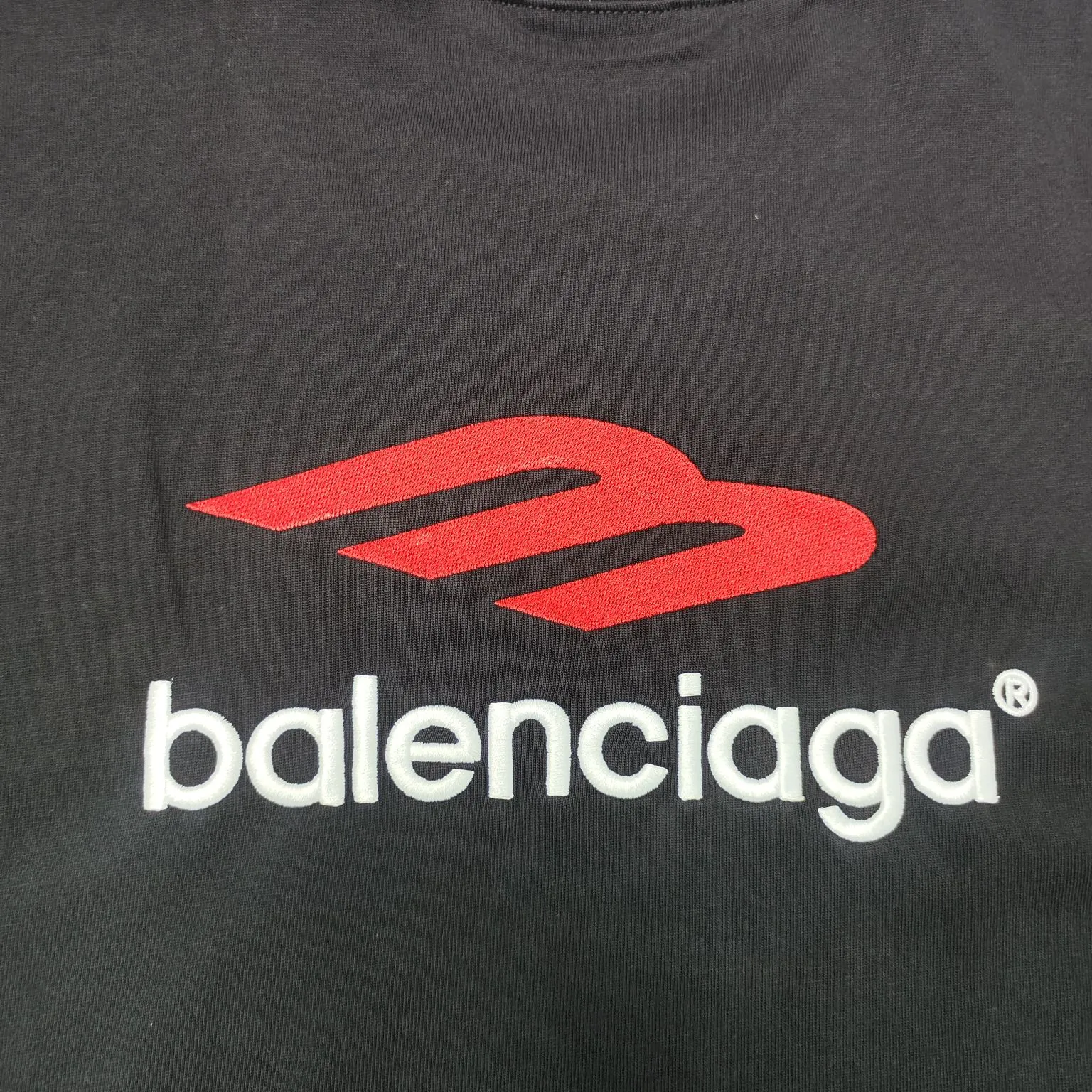 [New] BALENCIAGA/ Balenciaga 2024SS latest front and back different color fabric splicing AB double-sided printing embroidery double combined short-sleeved T-shirt No. 1 quality in this market Real ceiling quality All original development pay attention to detail pictures to avoid mixed sales of stolen pictures Correct 260g custom-woven and dyed double yarn fabric Soft and comfortable Chest printing imported Conley direct-injection machine environmentally friendly material direct-injection Three-dimensional and clear Strong non-falling Imported Tajima embroidery machine 15W needle embroidery on the back The letters are full, three-dimensional and clear. Correct details. The new method of splicing is very expensive. Overweight craftsmanship. Distinguished market currency. Dyeing thread. No color difference. No fading. No deformation. Restore ZP. Here I will explain why mine is a little more expensive than others: 1. It seems to be a simple printing or embroidery. In fact, it is not simple at all. 10000% imported machine restoration. Not just lip service. Welcome to compare with peers. 2. Each model is produced by the company. The detailed workmanship and fabrics are consistent with the original ones. Guaranteed no color difference from the counter. Reproduction is not scary. Whoever fakes it will be embarrassed. It’s not shameful to make a replica, it’s shameful if you can’t buy the correct version if you make a replica. 3. Note that the threaded collars are all original collars of certain countries and regions, with high wrapping. The width of the neckline and cabinets are accurate to the millimeter. Thick necklines are not easy to deform. The collars of high-end products are all restored cabinets. They are different from the big collars in the world. Ordinary garbage short-sleeves are printed with a print. The clavicle of the upper body is exposed. Please be patient. Customers who have bought genuine products or have seen genuine products will come back to place orders again. This is quality. This is quality. 4. Different styles of washed wheat main wheat, including imported wheat, have different colors and codes. Really restore the counter. As we all know, Balenciaga has different English or different colors on the collar labels of each quarter. This distinguishes the fast food products with the same common main wheat washed wheat. 5. Pay attention to the workmanship. The stitching at the neckline has no folds, smooth and natural without overlapping lines, and truly restores this. This is something that many people cannot do. 6. The fabric is made of 260g Paris-specific double yarn. No one can make better fabrics than my family. It’s really incomparable to the ordinary version on the market. Respect it. It’s genuine and costs several thousand yuan. Don’t judge the quality of street stall products. 7. The workmanship is fully restored and the packaging is fully restored. The cost is huge. 8. I guarantee here that this is the highest quality you can find. Color: Black Size: XS-L P:300