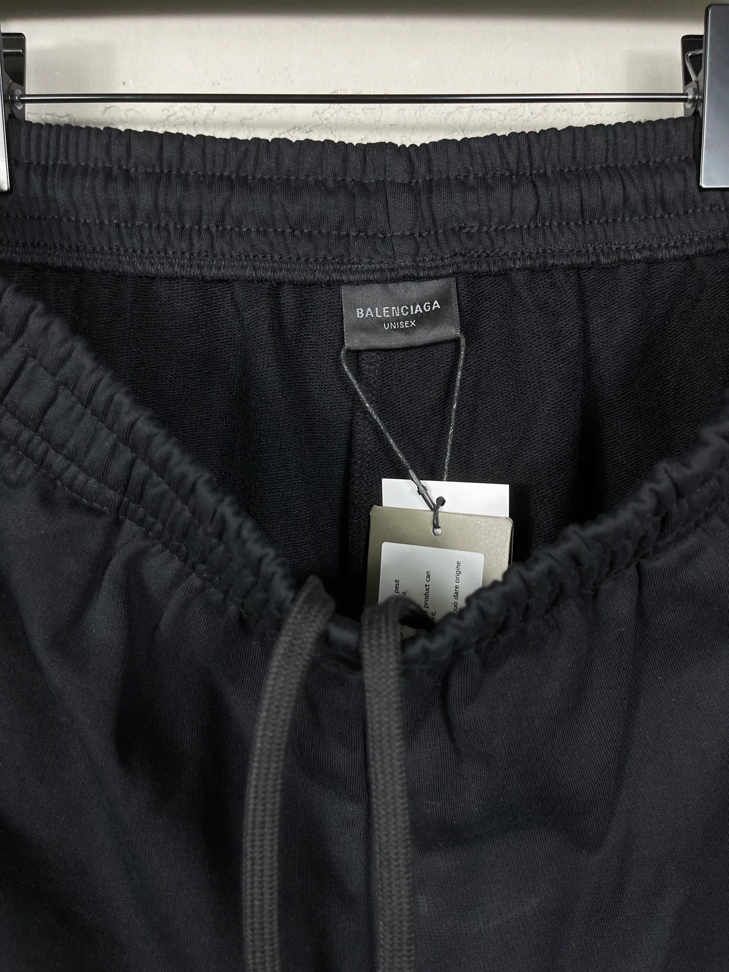 🅿️210 real photos [Top version. Official website quality] BALENCI*GA/Paris. 2025 new model. Paris double-ring classic LOGO embroidered shorts. Brick cabinet synchronization. Genuine product developed at the first time, happy to print and compare! The fabric is made of Paris ZP custom-woven and dyed 100% cotton terry sweatshirt. The weight is 460 grams. The cloth surface is clean. The cloth pattern is clear and the hand feels soft and comfortable. The embroidery uses an imported Tajima embroidery machine. The letters are clear and the effect is three-dimensional. The version adopts a loose version. Same style for men and women. Code: BL257017 Color: Black Size: XS S M L