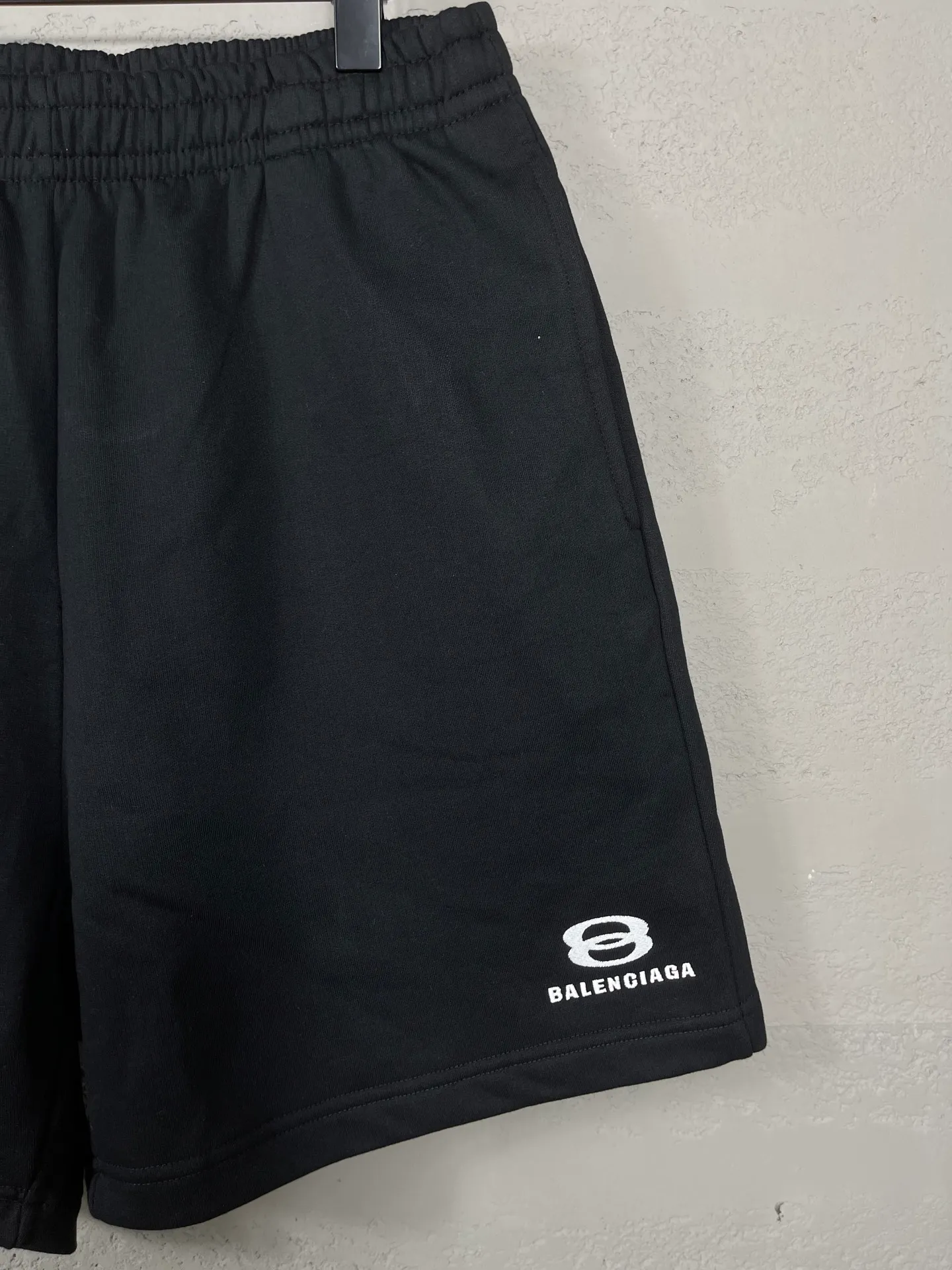 🅿️210 real photos [Top version. Official website quality] BALENCI*GA/Paris. 2025 new model. Paris double-ring classic LOGO embroidered shorts. Brick cabinet synchronization. Genuine product developed at the first time, happy to print and compare! The fabric is made of Paris ZP custom-woven and dyed 100% cotton terry sweatshirt. The weight is 460 grams. The cloth surface is clean. The cloth pattern is clear and the hand feels soft and comfortable. The embroidery uses an imported Tajima embroidery machine. The letters are clear and the effect is three-dimensional. The version adopts a loose version. Same style for men and women. Code: BL257017 Color: Black Size: XS S M L