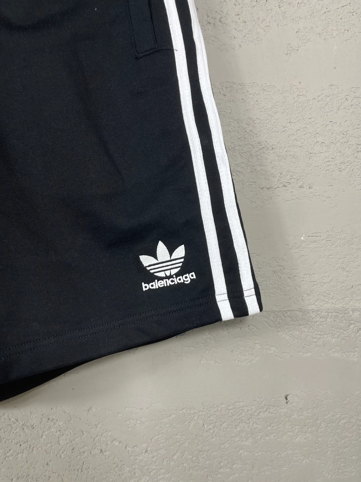 🅿️240 real shots [Top version. Official website quality] BALENCI*GA/Paris. 2025 new model. Paris co-branded adidas clover embroidered side seams. Invisible zipper shorts at the pocket. Brick cabinet synchronization. Genuine product developed at the first time, please print and compare! The fabric is made of Paris ZP custom-woven and dyed 100% cotton terry sweatshirt. The weight is 460 grams. The cloth surface is clean. The cloth pattern is clear and the hand feels soft and comfortable. The embroidery uses an imported Tajima embroidery machine. The letters are clear and the effect is three-dimensional. The version adopts a loose version. Same style for men and women. Code: BL257029 Color: black, white Size: XS S M L