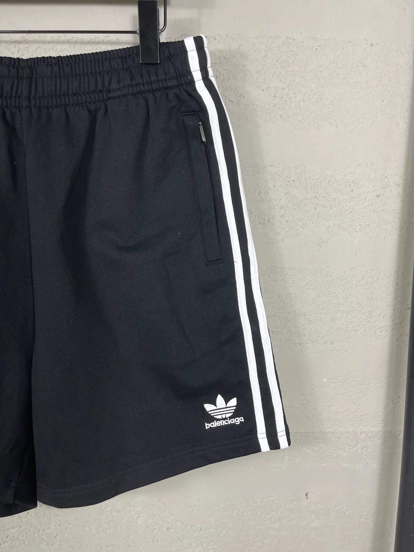 🅿️240 real shots [Top version. Official website quality] BALENCI*GA/Paris. 2025 new model. Paris co-branded adidas clover embroidered side seams. Invisible zipper shorts at the pocket. Brick cabinet synchronization. Genuine product developed at the first time, please print and compare! The fabric is made of Paris ZP custom-woven and dyed 100% cotton terry sweatshirt. The weight is 460 grams. The cloth surface is clean. The cloth pattern is clear and the hand feels soft and comfortable. The embroidery uses an imported Tajima embroidery machine. The letters are clear and the effect is three-dimensional. The version adopts a loose version. Same style for men and women. Code: BL257029 Color: black, white Size: XS S M L