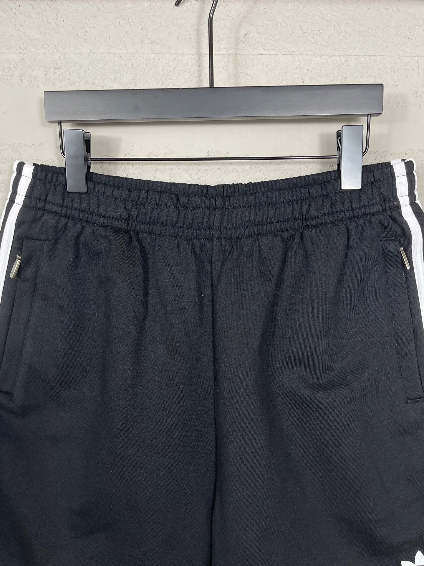 🅿️240 real shots [Top version. Official website quality] BALENCI*GA/Paris. 2025 new model. Paris co-branded adidas clover embroidered side seams. Invisible zipper shorts at the pocket. Brick cabinet synchronization. Genuine product developed at the first time, please print and compare! The fabric is made of Paris ZP custom-woven and dyed 100% cotton terry sweatshirt. The weight is 460 grams. The cloth surface is clean. The cloth pattern is clear and the hand feels soft and comfortable. The embroidery uses an imported Tajima embroidery machine. The letters are clear and the effect is three-dimensional. The version adopts a loose version. Same style for men and women. Code: BL257029 Color: black, white Size: XS S M L