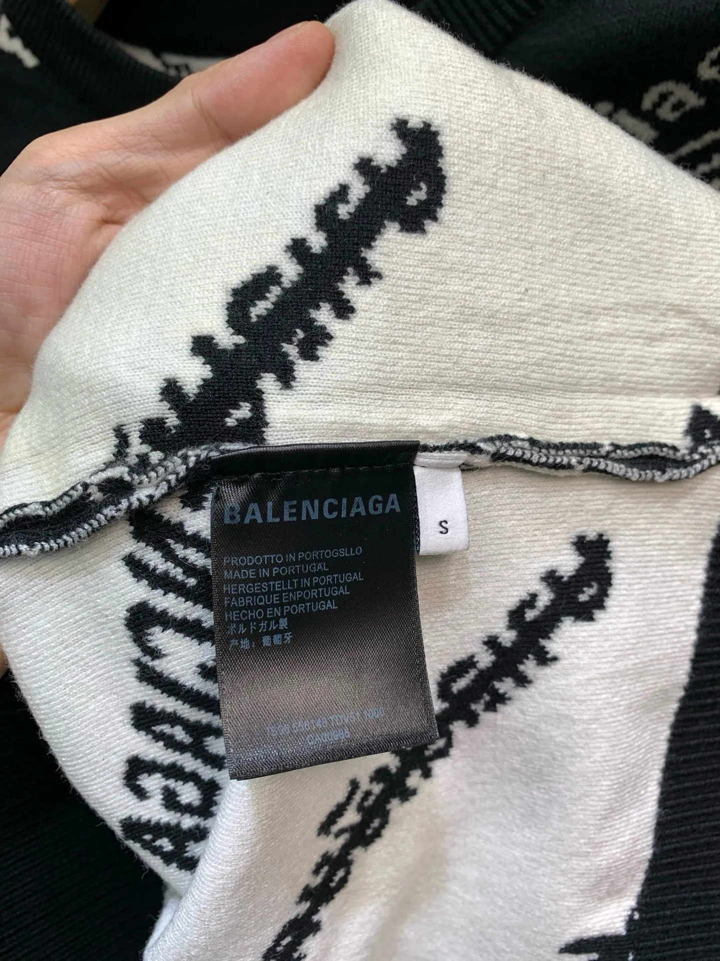 🅿️370 🀄️ balenci*ga/balenciaga balenci*ga#2025 early autumn new style Classic logo collection printed full-length long-sleeved sweater 2025 early autumn new product Brick cabinet synchronization The fabric is made of Paris zp custom-woven wool blend fabric. The cloth surface is clean and the texture is clear. Soft and comfortable. Good color fastness. Not easy to change. The thread is made of custom-woven and dyed without color difference. Cutting positioning Precision stencil, fine logo letters are clear, no burrs, three-dimensional effect, restore brick cabinets, welcome to compare, the version adopts os loose shoulder version, same style for men and women