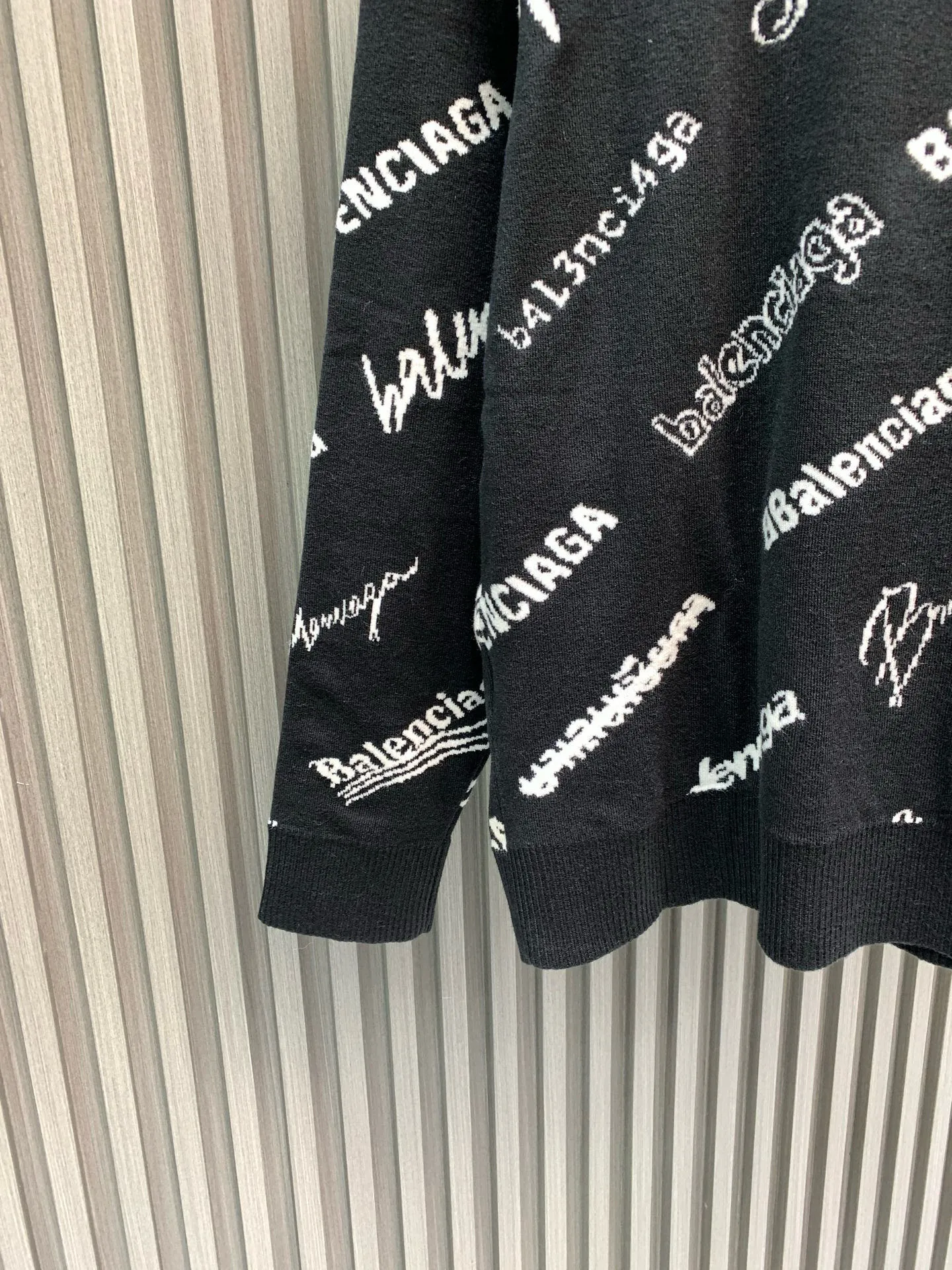 🅿️370 🀄️ balenci*ga/balenciaga balenci*ga#2025 early autumn new style Classic logo collection printed full-length long-sleeved sweater 2025 early autumn new product Brick cabinet synchronization The fabric is made of Paris zp custom-woven wool blend fabric. The cloth surface is clean and the texture is clear. Soft and comfortable. Good color fastness. Not easy to change. The thread is made of custom-woven and dyed without color difference. Cutting positioning Precision stencil, fine logo letters are clear, no burrs, three-dimensional effect, restore brick cabinets, welcome to compare, the version adopts os loose shoulder version, same style for men and women