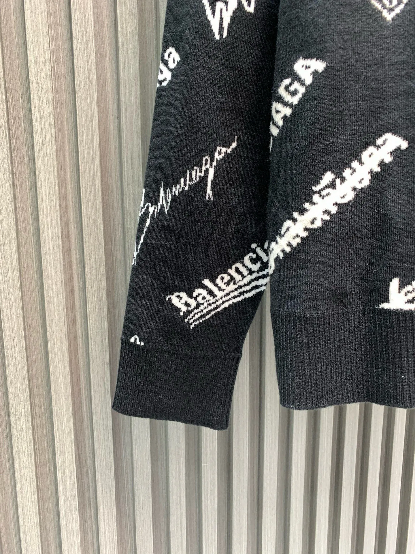 🅿️370 🀄️ balenci*ga/balenciaga balenci*ga#2025 early autumn new style Classic logo collection printed full-length long-sleeved sweater 2025 early autumn new product Brick cabinet synchronization The fabric is made of Paris zp custom-woven wool blend fabric. The cloth surface is clean and the texture is clear. Soft and comfortable. Good color fastness. Not easy to change. The thread is made of custom-woven and dyed without color difference. Cutting positioning Precision stencil, fine logo letters are clear, no burrs, three-dimensional effect, restore brick cabinets, welcome to compare, the version adopts os loose shoulder version, same style for men and women