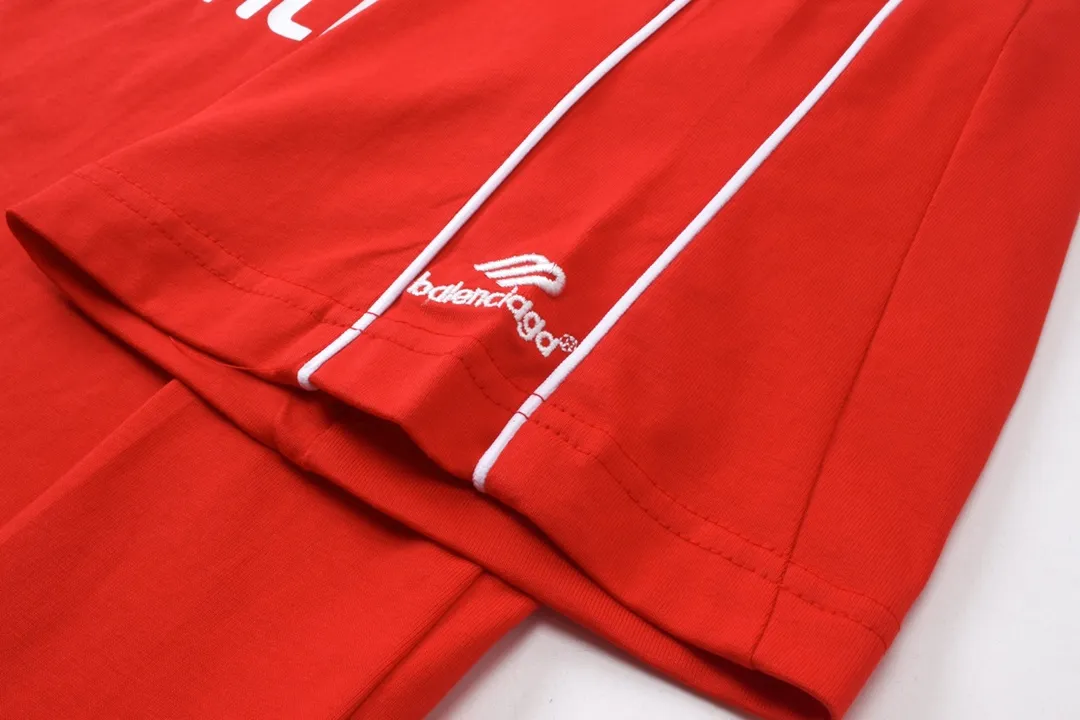 🅿️260 Detailed Pictures [Top version. Official website quality] BALENCI*GA/Paris new joint football sportswear LOGO embroidered printed short-sleeved T-shirt# The whole dress is stitched with multiple stitching edges. The craftsmanship is extremely complex and is popular in different markets. Positive P is pure cotton cloth, not an ordinary healthy cloth. Welcome to compare🆚. The fabric is made of Paris ZP custom-woven and dyed cotton double yarn. Weighing 260 grams, the cloth surface is clean. The cloth pattern is clear, soft and comfortable. The threads are dyed with no color difference. The classic pattern embroidery is embroidered by Tajima imported embroidery machine, and the printing uses imported glue. The letters are clear, three-dimensional and without burrs. Jubie market produces pictures based on pictures. Welcome to compare. The version adopts OS loose shoulder version. Same style for men and women. Code: BL223338 Color: black, white, pink, fluorescent yellow, red, Size: XS to L