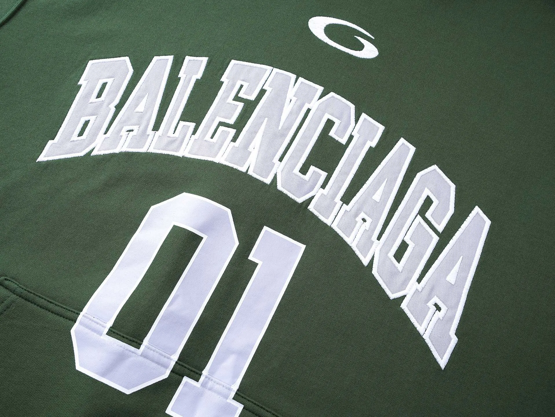 🅿️350 Actual pictures [Top version. Official website quality] BALENCI*GA/Paris.SS25 latest basketball uniform embroidered printed hooded long-sleeved sweatshirt. The front embroidery is embroidered and printed using a Tajima computer embroidery machine, the lower left corner is stamped, and the back piece is printed. The brick cabinets are synchronized. The authentic product is developed at the first time. The fabric is made of Paris ZP custom-woven and dyed cotton sweatshirt. Weighing 460 grams, the cloth surface is clean. The cloth pattern is clear, soft and comfortable. The threads are dyed with no color difference. The printing uses environmentally friendly imported materials, the letters are clear and the effect is three-dimensional. The version adopts OS loose shoulder design. Same style for men and women. Code: BL258959 Color: Black Purple Blue Green Size: XS S M L