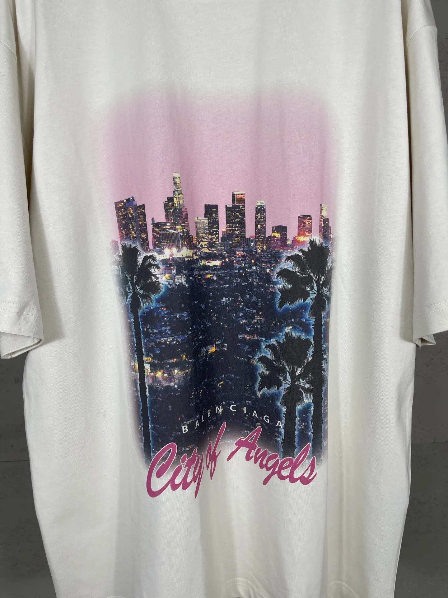 🅿️186 real photos [Top version. Official website quality] BALENCI*GA/25 new model. Garment-washed short-sleeved T-shirt with Los Angeles night scene direct-printed print on the front #SS25 latest style. Research and development at the first time, different market currencies. Comparisons welcome. The fabric is made of Paris ZP custom-woven and dyed cotton double yarn. Weighing 260 grams, the cloth surface is clean. The cloth pattern is clear, soft and comfortable. The threads are dyed with no color difference. Printing adopts computer direct printing. Garments are washed and aged. Jubie market currency. Welcome to compare. The version adopts OS loose shoulder design. Same style for men and women. Code: BL253698 Color: washed black, apricot Size: XS S M L