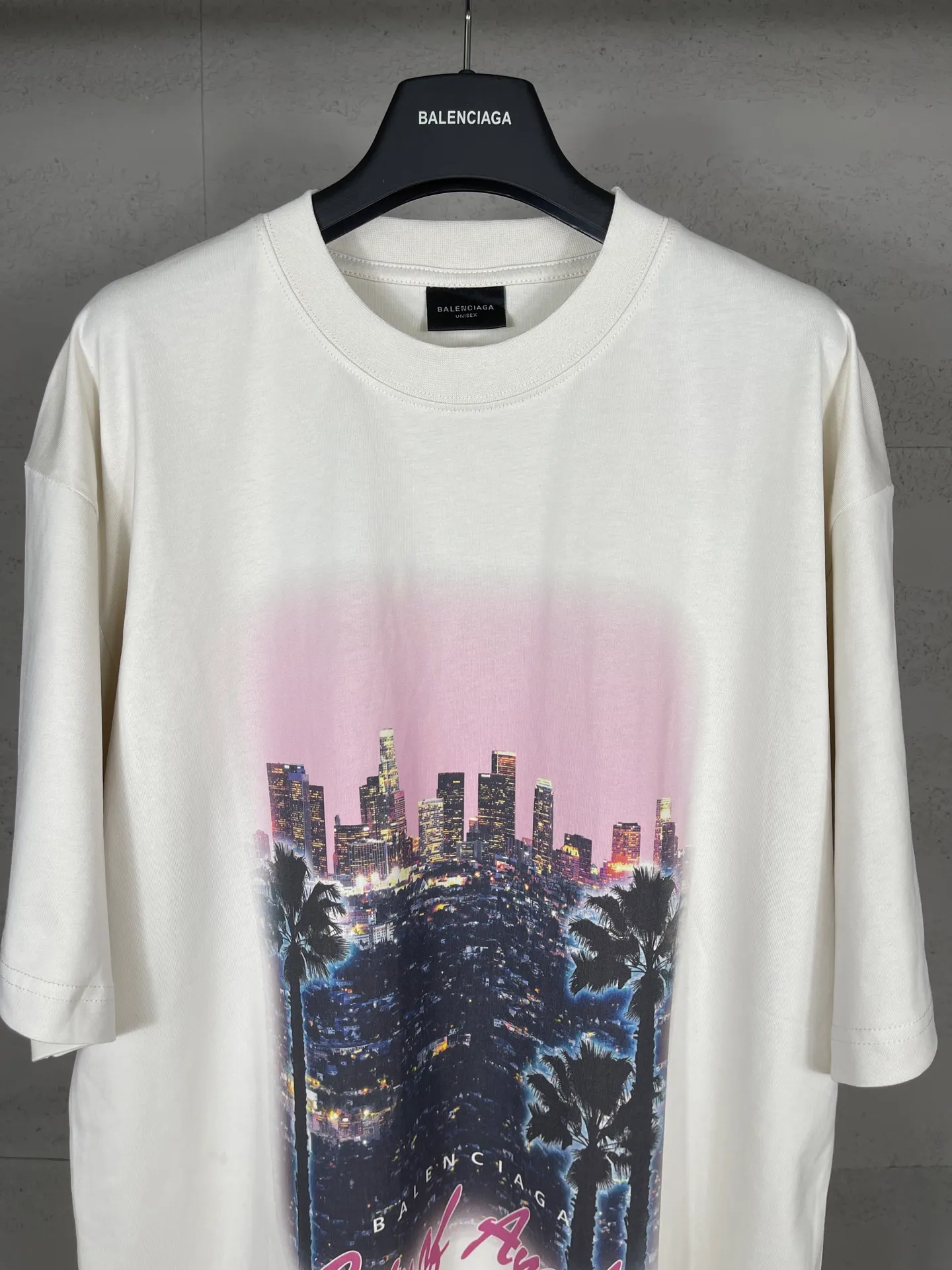 🅿️186 real photos [Top version. Official website quality] BALENCI*GA/25 new model. Garment-washed short-sleeved T-shirt with Los Angeles night scene direct-printed print on the front #SS25 latest style. Research and development at the first time, different market currencies. Comparisons welcome. The fabric is made of Paris ZP custom-woven and dyed cotton double yarn. Weighing 260 grams, the cloth surface is clean. The cloth pattern is clear, soft and comfortable. The threads are dyed with no color difference. Printing adopts computer direct printing. Garments are washed and aged. Jubie market currency. Welcome to compare. The version adopts OS loose shoulder design. Same style for men and women. Code: BL253698 Color: washed black, apricot Size: XS S M L