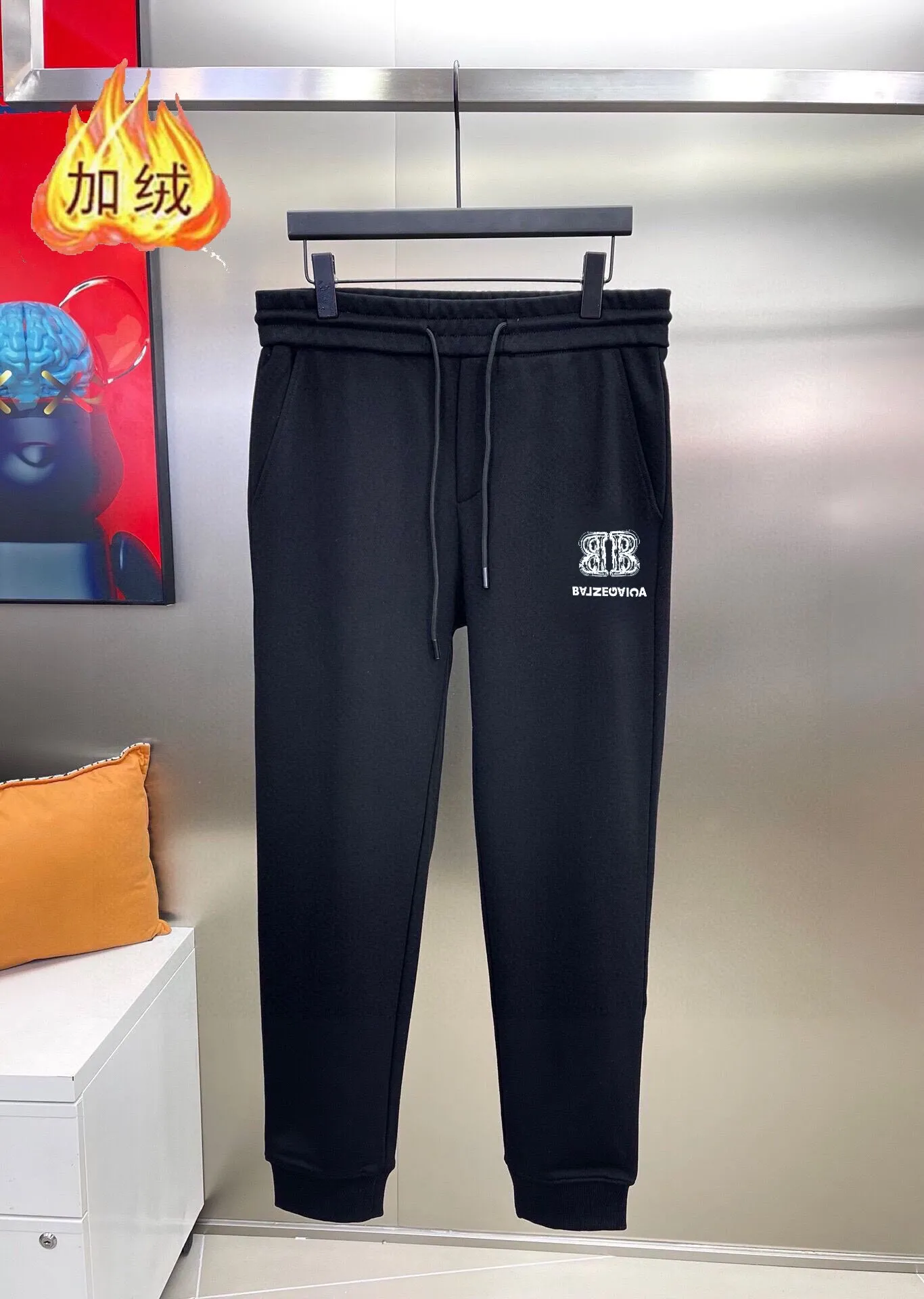 🅿️460 direct batch brand [BALENCIAGA] (thick velvet) 2025 autumn and winter new products, celebrities’ favorite fashion-flavored casual suits, clean and neat tailoring, full of urban style. Made of high-quality custom-made fabrics, the inner warmth is excellent, the hand feels soft and dry, and the upper body effect is crisp and stylish. The three-dimensional cutting process and the pattern are all of high standards, and the silhouette version has the right benefits! It is not tight at all, and you feel good when you put it on. So many top-quality raw materials create high-end products with unparalleled value. It is the first choice for high-end fashion people. (Size: M-4XL can wear up to 200 pounds)