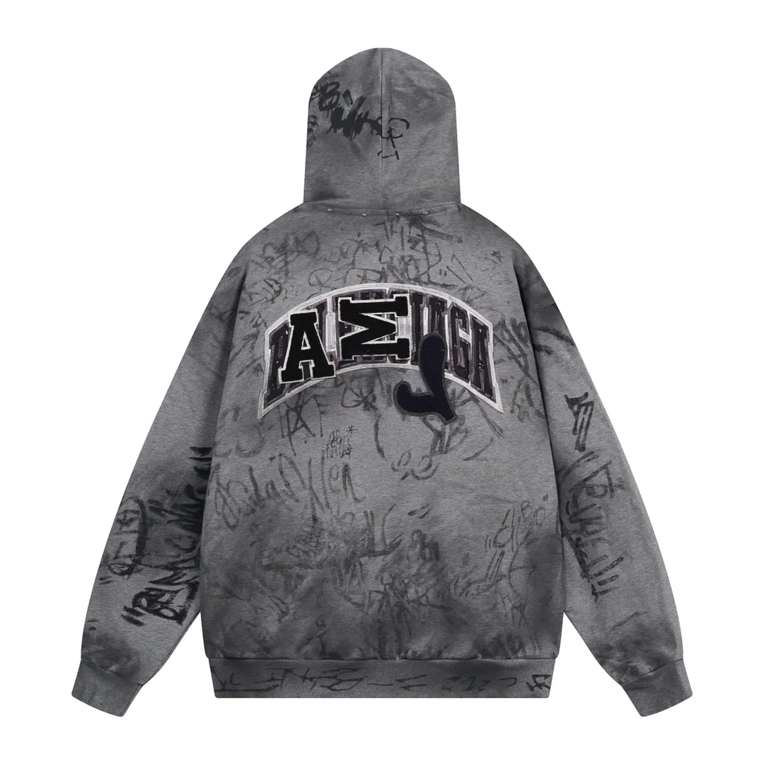 🅿️456 real photos [Top version. Official website quality] BALENCI*GA/Paris co-branded Manchester United. 24 latest. Hand-painted. Worn. Washed. Distressed. Worn. Inkjet painting. Graffiti. Zipper cardigan hooded sweatshirt. The embroidered insignia is heavily tattered. Top-quality board. Comparisons are welcome. The fabric is made of Paris ZP custom-woven and dyed cotton double yarn. Weighing 260 grams, the cloth surface is clean. The cloth pattern is clear, soft and comfortable. The threads are dyed with no color difference. The front pattern embroidery is made with imported machine embroidery. The color of the chapter mark is the same. The embroidery and border are embroidered. The chapter mark is worn and distressed to match the brick cabinet. Ready-made clothes are washed and distressed. Painted with graffiti. The entire piece of clothing is restored with overweight craftsmanship. Jubie market produces pictures based on pictures. Welcome to compare. The version adopts OS loose shoulder design. Same style for men and women. Code: BL238079 Color: gray, red, lake blue Size: XS S M L