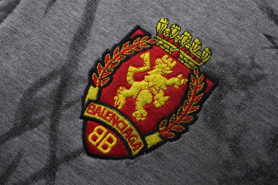 🅿️456 real photos [Top version. Official website quality] BALENCI*GA/Paris co-branded Manchester United. 24 latest. Hand-painted. Worn. Washed. Distressed. Worn. Inkjet painting. Graffiti. Zipper cardigan hooded sweatshirt. The embroidered insignia is heavily tattered. Top-quality board. Comparisons are welcome. The fabric is made of Paris ZP custom-woven and dyed cotton double yarn. Weighing 260 grams, the cloth surface is clean. The cloth pattern is clear, soft and comfortable. The threads are dyed with no color difference. The front pattern embroidery is made with imported machine embroidery. The color of the chapter mark is the same. The embroidery and border are embroidered. The chapter mark is worn and distressed to match the brick cabinet. Ready-made clothes are washed and distressed. Painted with graffiti. The entire piece of clothing is restored with overweight craftsmanship. Jubie market produces pictures based on pictures. Welcome to compare. The version adopts OS loose shoulder design. Same style for men and women. Code: BL238079 Color: gray, red, lake blue Size: XS S M L