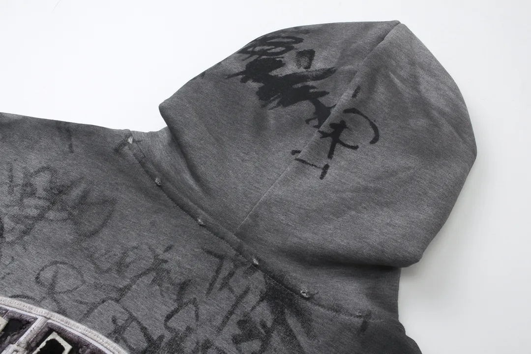 🅿️456 real photos [Top version. Official website quality] BALENCI*GA/Paris co-branded Manchester United. 24 latest. Hand-painted. Worn. Washed. Distressed. Worn. Inkjet painting. Graffiti. Zipper cardigan hooded sweatshirt. The embroidered insignia is heavily tattered. Top-quality board. Comparisons are welcome. The fabric is made of Paris ZP custom-woven and dyed cotton double yarn. Weighing 260 grams, the cloth surface is clean. The cloth pattern is clear, soft and comfortable. The threads are dyed with no color difference. The front pattern embroidery is made with imported machine embroidery. The color of the chapter mark is the same. The embroidery and border are embroidered. The chapter mark is worn and distressed to match the brick cabinet. Ready-made clothes are washed and distressed. Painted with graffiti. The entire piece of clothing is restored with overweight craftsmanship. Jubie market produces pictures based on pictures. Welcome to compare. The version adopts OS loose shoulder design. Same style for men and women. Code: BL238079 Color: gray, red, lake blue Size: XS S M L
