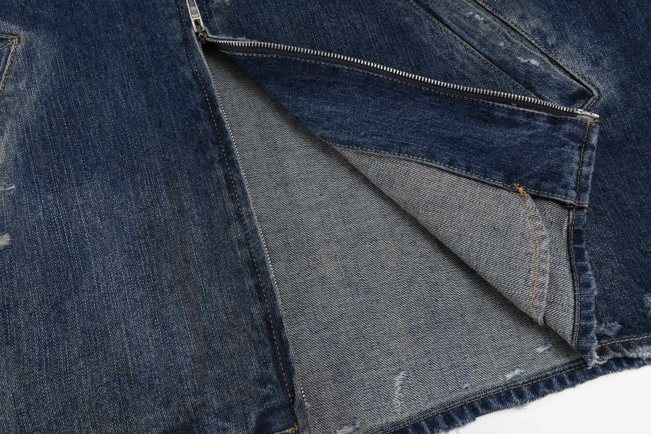 🅿️560 [Exclusive supply] BLCG 25SS ruined distressed denim jacket. The original version was purchased and developed for 14,300. The fabric is made of 100% pure cotton narrow twill denim fabric. It has been processed through multiple processes to present a retro distressed effect. The fabric has been desizing and washed three times, sanded and sanded, and hand-sprayed to create a natural fading and wooly texture. The sleeveless design is equipped with an ancient silver double-ended B-shaped zipper and has two diagonal pockets on the front. The details of the damage are hand-positioned, ground, and picked, and each cut location is carefully processed. The pocket fabric adopts custom weaving and dyeing process to ensure uniform color. The overall shape is an oversize silhouette, creating a loose and hanging street style. The denim fabric is specially treated to show natural fading and wear, reflecting the brand's signature vintage distressed style. Size:XS/S/M