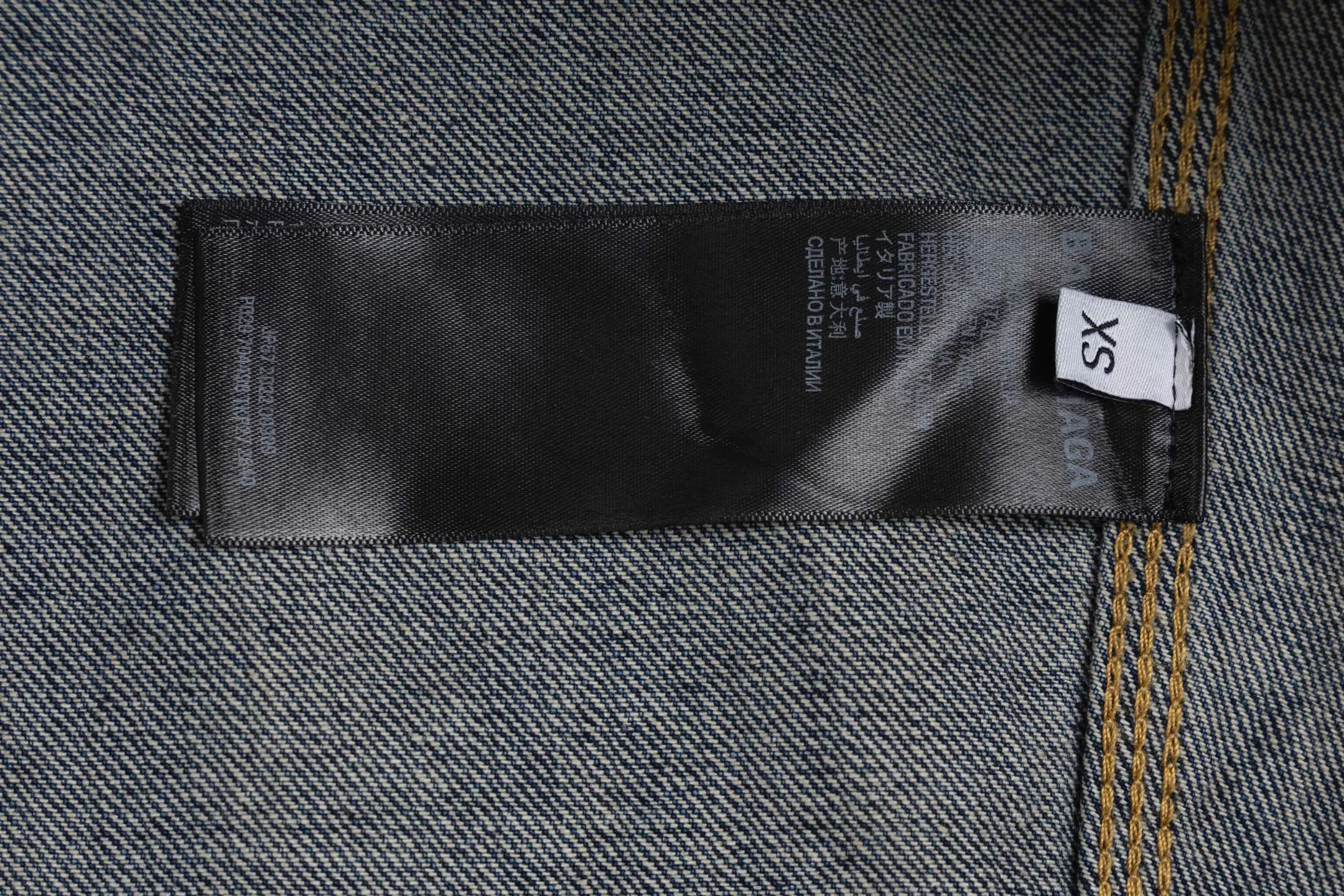 🅿️560 [Exclusive supply] BLCG 25SS ruined distressed denim jacket. The original version was purchased and developed for 14,300. The fabric is made of 100% pure cotton narrow twill denim fabric. It has been processed through multiple processes to present a retro distressed effect. The fabric has been desizing and washed three times, sanded and sanded, and hand-sprayed to create a natural fading and wooly texture. The sleeveless design is equipped with an ancient silver double-ended B-shaped zipper and has two diagonal pockets on the front. The details of the damage are hand-positioned, ground, and picked, and each cut location is carefully processed. The pocket fabric adopts custom weaving and dyeing process to ensure uniform color. The overall shape is an oversize silhouette, creating a loose and hanging street style. The denim fabric is specially treated to show natural fading and wear, reflecting the brand's signature vintage distressed style. Size:XS/S/M