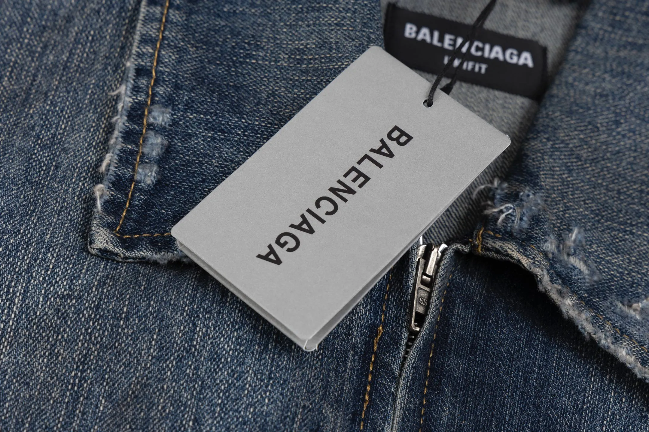 🅿️560 [Exclusive supply] BLCG 25SS ruined distressed denim jacket. The original version was purchased and developed for 14,300. The fabric is made of 100% pure cotton narrow twill denim fabric. It has been processed through multiple processes to present a retro distressed effect. The fabric has been desizing and washed three times, sanded and sanded, and hand-sprayed to create a natural fading and wooly texture. The sleeveless design is equipped with an ancient silver double-ended B-shaped zipper and has two diagonal pockets on the front. The details of the damage are hand-positioned, ground, and picked, and each cut location is carefully processed. The pocket fabric adopts custom weaving and dyeing process to ensure uniform color. The overall shape is an oversize silhouette, creating a loose and hanging street style. The denim fabric is specially treated to show natural fading and wear, reflecting the brand's signature vintage distressed style. Size:XS/S/M