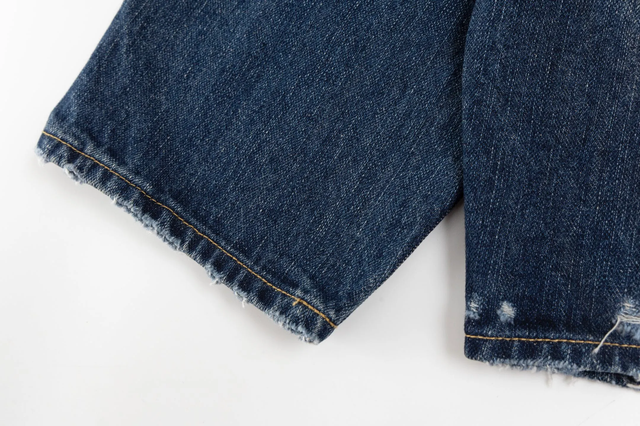 🅿️560 [Exclusive supply] BLCG 25SS ruined distressed denim jacket. The original version was purchased and developed for 14,300. The fabric is made of 100% pure cotton narrow twill denim fabric. It has been processed through multiple processes to present a retro distressed effect. The fabric has been desizing and washed three times, sanded and sanded, and hand-sprayed to create a natural fading and wooly texture. The sleeveless design is equipped with an ancient silver double-ended B-shaped zipper and has two diagonal pockets on the front. The details of the damage are hand-positioned, ground, and picked, and each cut location is carefully processed. The pocket fabric adopts custom weaving and dyeing process to ensure uniform color. The overall shape is an oversize silhouette, creating a loose and hanging street style. The denim fabric is specially treated to show natural fading and wear, reflecting the brand's signature vintage distressed style. Size:XS/S/M