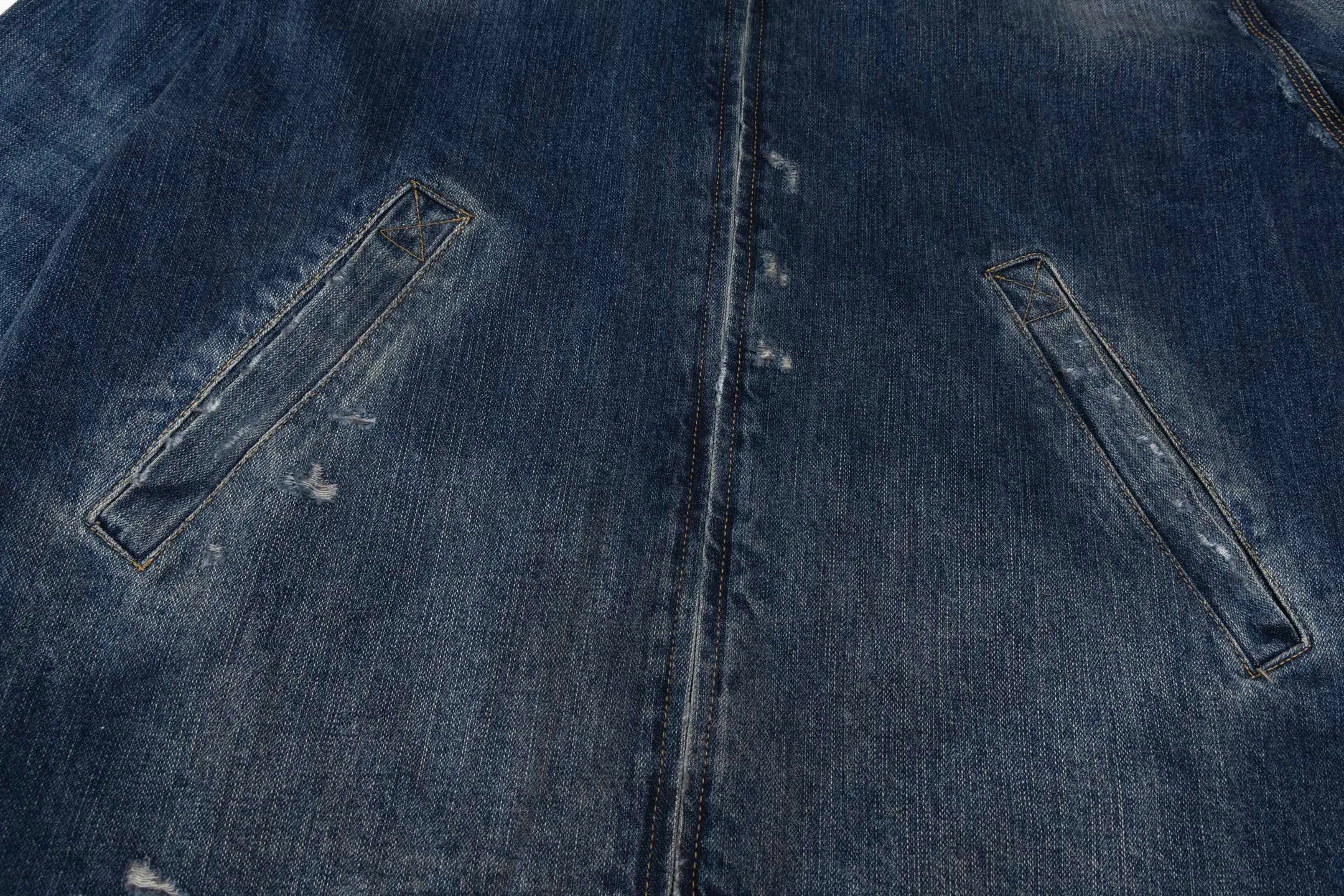 🅿️560 [Exclusive supply] BLCG 25SS ruined distressed denim jacket. The original version was purchased and developed for 14,300. The fabric is made of 100% pure cotton narrow twill denim fabric. It has been processed through multiple processes to present a retro distressed effect. The fabric has been desizing and washed three times, sanded and sanded, and hand-sprayed to create a natural fading and wooly texture. The sleeveless design is equipped with an ancient silver double-ended B-shaped zipper and has two diagonal pockets on the front. The details of the damage are hand-positioned, ground, and picked, and each cut location is carefully processed. The pocket fabric adopts custom weaving and dyeing process to ensure uniform color. The overall shape is an oversize silhouette, creating a loose and hanging street style. The denim fabric is specially treated to show natural fading and wear, reflecting the brand's signature vintage distressed style. Size:XS/S/M
