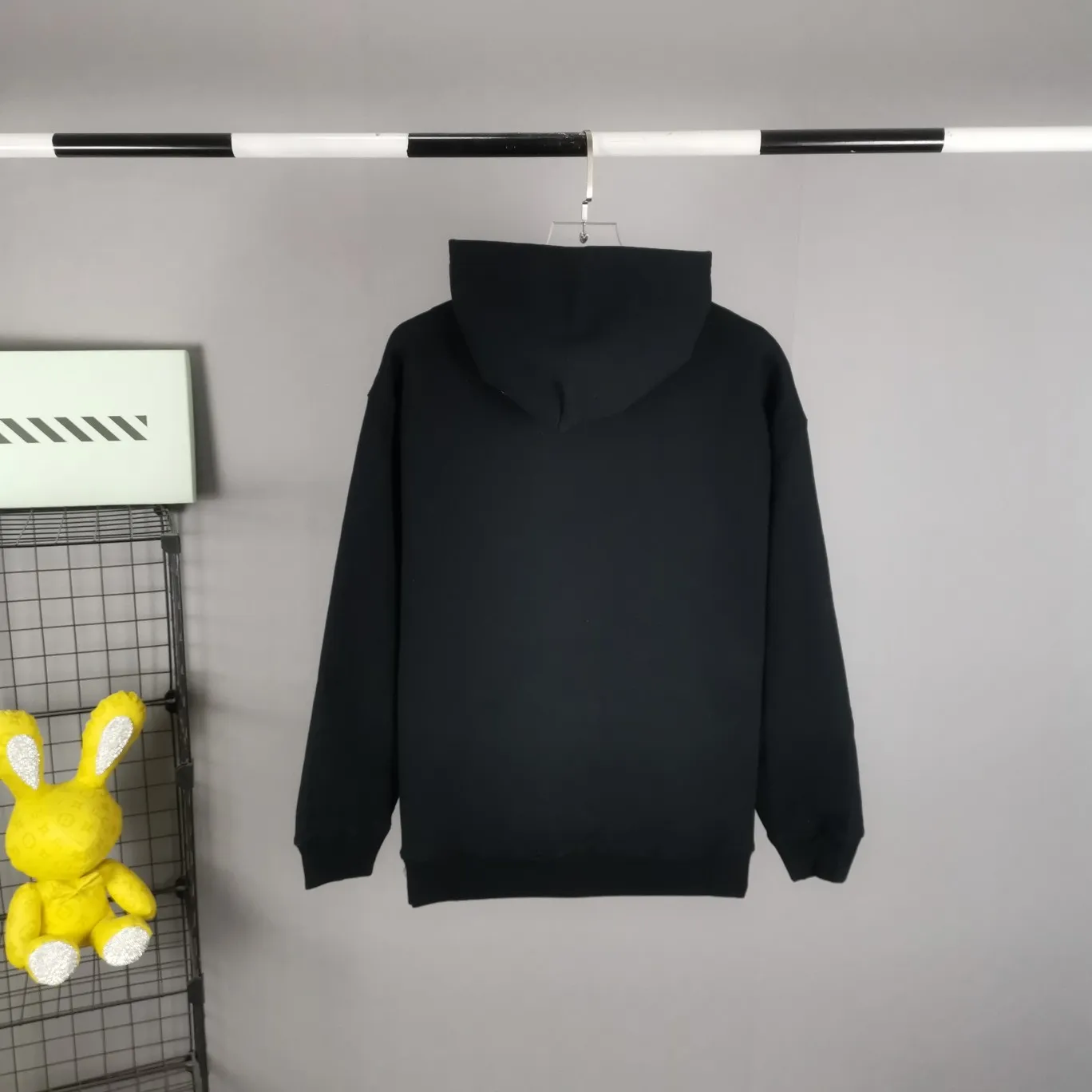 The top tested version of Balenciaga logo printed EST 1917 knitted T-shirt 2022 new style autumn and winter hoodie sweatshirt for men and women couples. The process adopts Kangli printing cracking effect. This crack is not a line pattern, but a three-dimensional burst pattern. How many versions on the market are based on pictures? Just make pictures, not craftsmanship? Without a version, it would be impossible to create the original flavor, and it would be almost pointless to brag! The front panel printing glue bursting effect uses imported transparent slurry to scrape the bottom to make the printing bursting feel uniform. (PS: If this process is missing, the printing will easily fall off in large areas after cracking) The fabric is made of 520g composite crystal velvet fabric, which is full of drape, loose and good on the skin. Color: black white Size: XS-L (maximum wear: 230 pounds) P:490