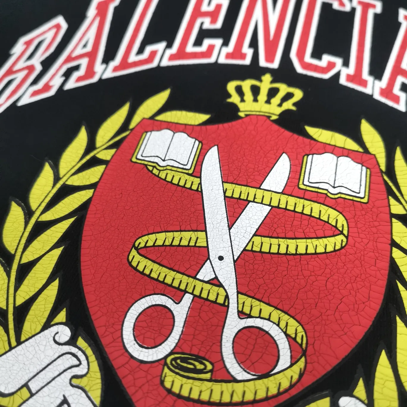 The top tested version of Balenciaga logo printed EST 1917 knitted T-shirt 2022 new style autumn and winter hoodie sweatshirt for men and women couples. The process adopts Kangli printing cracking effect. This crack is not a line pattern, but a three-dimensional burst pattern. How many versions on the market are based on pictures? Just make pictures, not craftsmanship? Without a version, it would be impossible to create the original flavor, and it would be almost pointless to brag! The front panel printing glue bursting effect uses imported transparent slurry to scrape the bottom to make the printing bursting feel uniform. (PS: If this process is missing, the printing will easily fall off in large areas after cracking) The fabric is made of 520g composite crystal velvet fabric, which is full of drape, loose and good on the skin. Color: black white Size: XS-L (maximum wear: 230 pounds) P:490