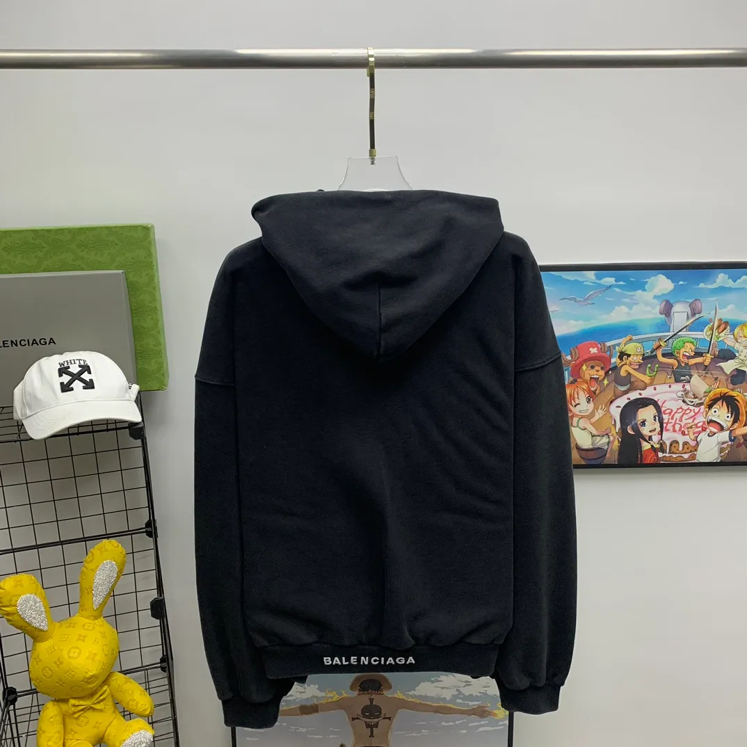 The top tried and tested version of BALENCIAGA's love ❤️printed male and female couple star's same style pullover hoodie sweatshirt. Decorated with I ❤️art work embroidery on the front｜brand logo embroidery on the lower back｜distressed effect. Heavy 480g pure cotton terry fabric, full of feel. The weight of the ready-made clothes is more than one kilogram, and the drape is very good! The new plate-making process that imitates hand embroidery has the rough feel of hand embroidery, and the stitching method is adjusted according to the original pattern. After embroidery, the stitching technique is imitated by hand embroidery, and the smooth curves highlight the embroidery effect.  The main body of the logo pattern is precision stitched; the embroidery is very fine and dense. Linen embroidery thread is used combined with dense processing to increase the three-dimensional effect, and the embroidery body has a subtle matte visual texture. Color: washed black white Size: S--XL P:390