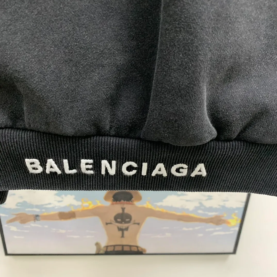 The top tried and tested version of BALENCIAGA's love ❤️printed male and female couple star's same style pullover hoodie sweatshirt. Decorated with I ❤️art work embroidery on the front｜brand logo embroidery on the lower back｜distressed effect. Heavy 480g pure cotton terry fabric, full of feel. The weight of the ready-made clothes is more than one kilogram, and the drape is very good! The new plate-making process that imitates hand embroidery has the rough feel of hand embroidery, and the stitching method is adjusted according to the original pattern. After embroidery, the stitching technique is imitated by hand embroidery, and the smooth curves highlight the embroidery effect.  The main body of the logo pattern is precision stitched; the embroidery is very fine and dense. Linen embroidery thread is used combined with dense processing to increase the three-dimensional effect, and the embroidery body has a subtle matte visual texture. Color: washed black white Size: S--XL P:390