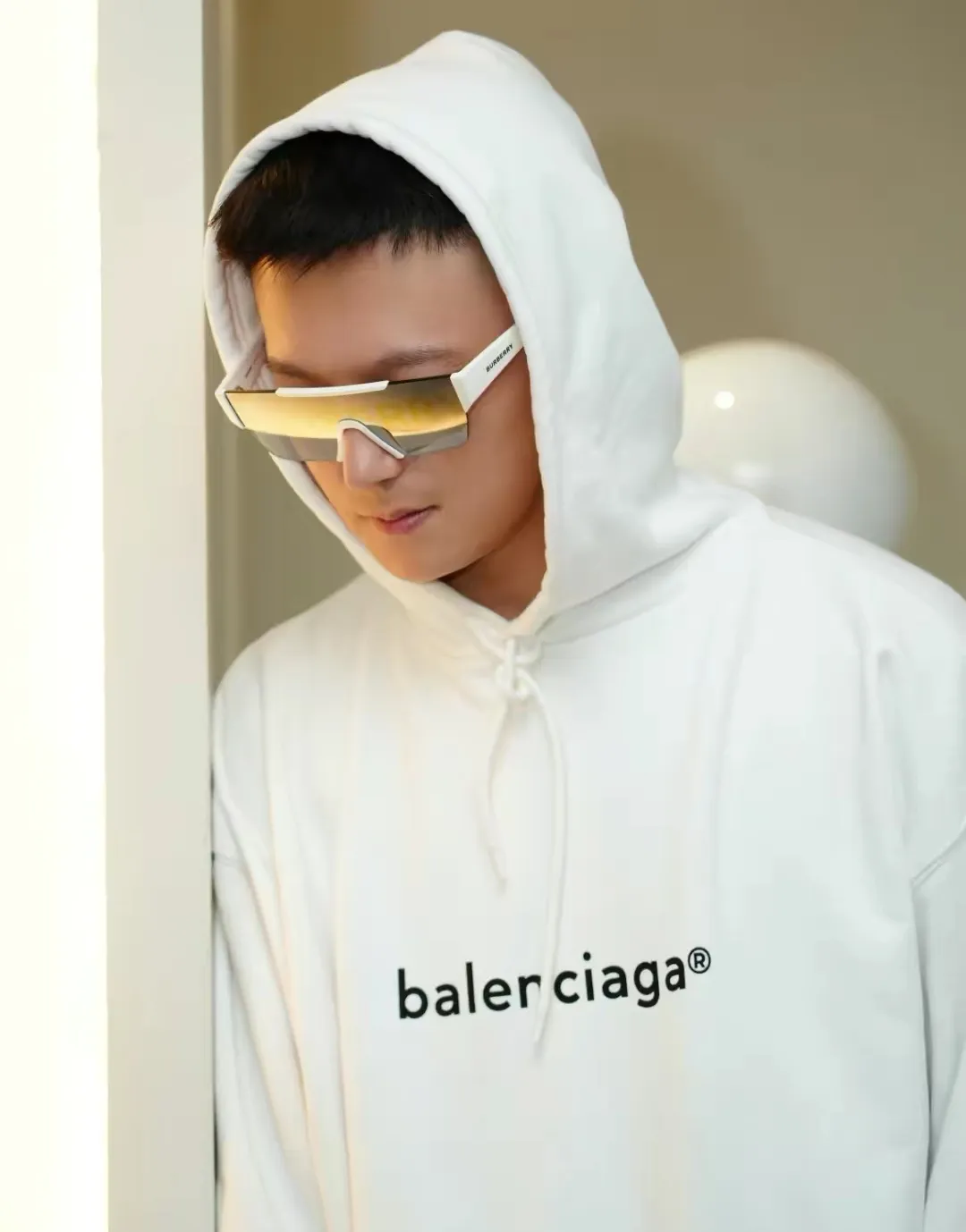♻️💯Reference model picture for the upper body❤️The top tested version of Balenciaga mailbox logo pure cotton loose-fitting autumn and winter hoodie for men and women couples. A simple basic sweatshirt. A simple sweatshirt that you can fall in love with at first glance. The Blcg mailbox logo on the chest is simple and beautiful. It is operated by an imported elliptical machine, with no burrs and neat alignment! The fabric is made of 480g pure cotton fabric, which is different from the low-end version. The color is also super beautiful. You must get this one! ! ! ! !  Color: black, white, fog blue, khaki, lake green Size: XS-L P:450