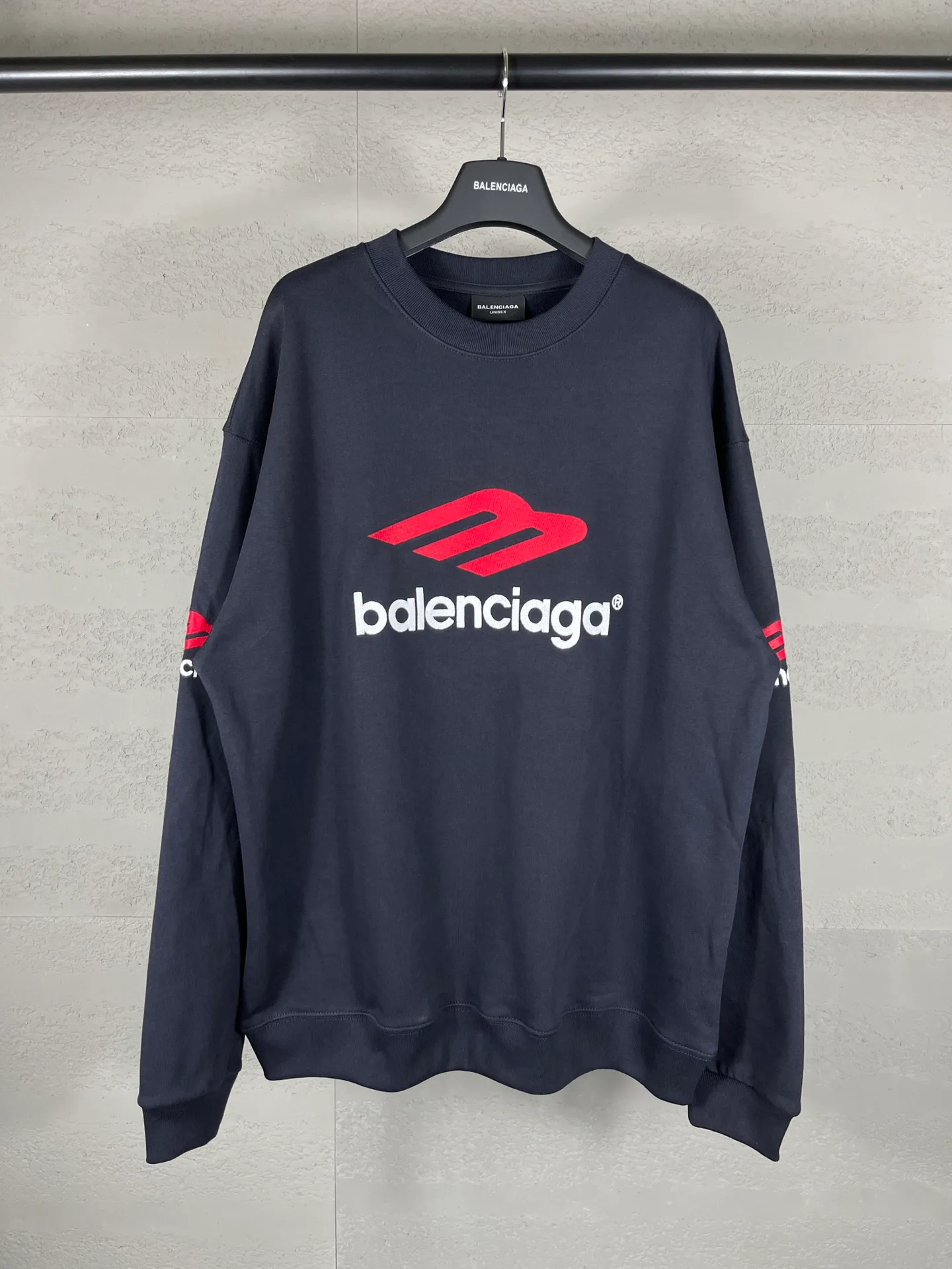 🅿️270 real photos [Top version. Official website quality] BALENCI*GA/Paris BALENCI*GA#2024 latest model, large letter LOGO icon embroidered round neck sweatshirt. Brick cabinet synchronization. Develop and develop genuine products at the first time. Embroidery. All colors are on the same board. Welcome to compare! The fabric is made of Paris ZP custom-woven and dyed cotton double-yarn large parka. The weight is 450 grams. The cloth surface is clean. The cloth pattern is clear. It is soft and comfortable. It has good color fastness and is not easy to change color. The threads are woven and dyed with no color difference. The embroidery is done using an imported Tajima embroidery machine, with a three-dimensional effect and clear lines. There are no burrs and miscellaneous threads, and the embroidery is of ultra-high craftsmanship. The version adopts OS loose shoulder design. Same style for men and women. Code: BL235571 Color: dark blue gray, white Size: XS S M L